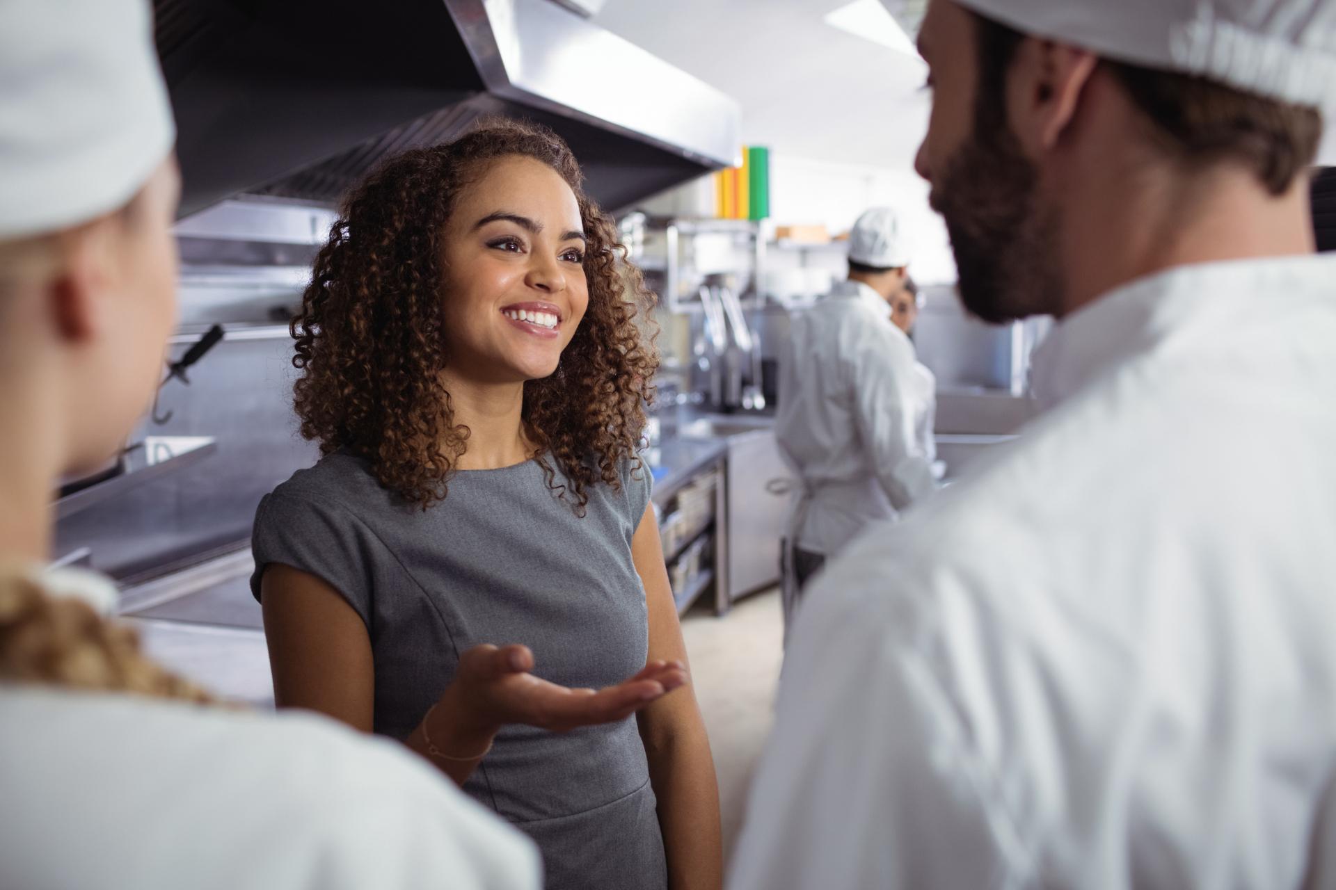 Responsabile della cucina che parla con lo chef