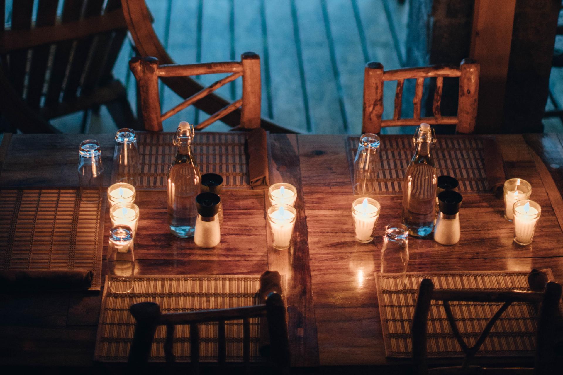 cena romantica a la luz de velas
