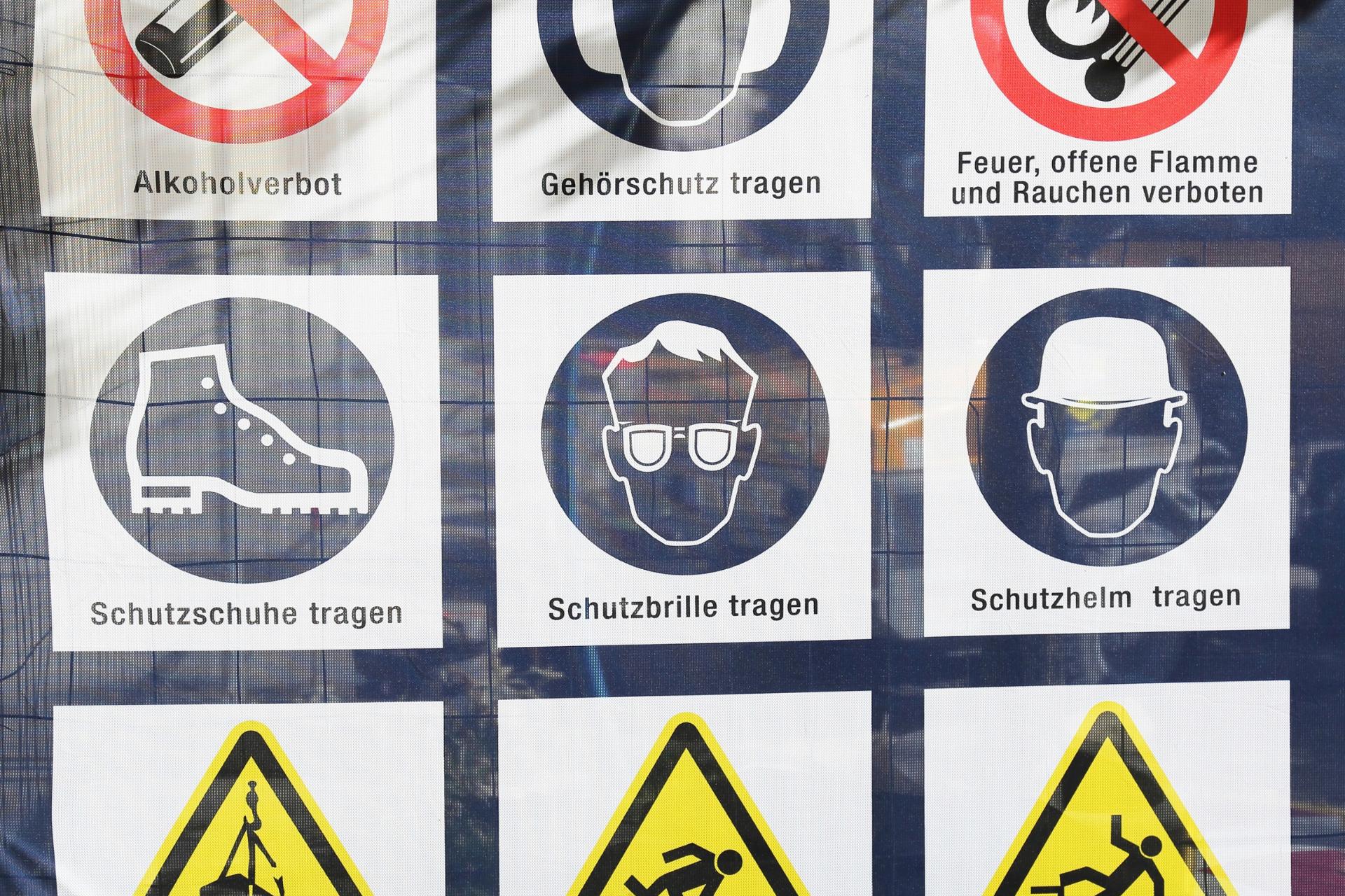 Symbole, die verschiedene Regeln mit deutschem Text darstellen