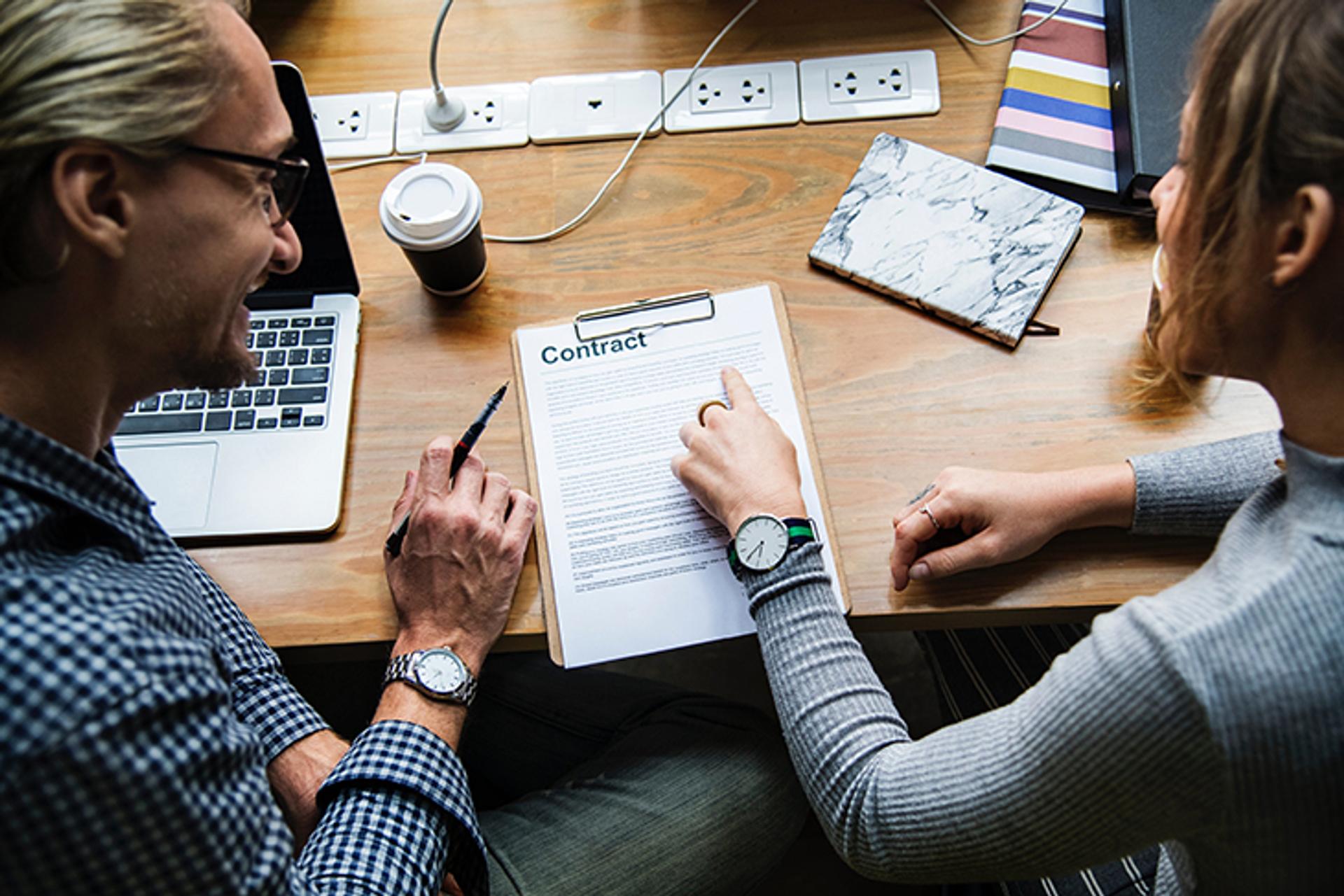 signature d'un contrat d'entreprise légal avec un employé