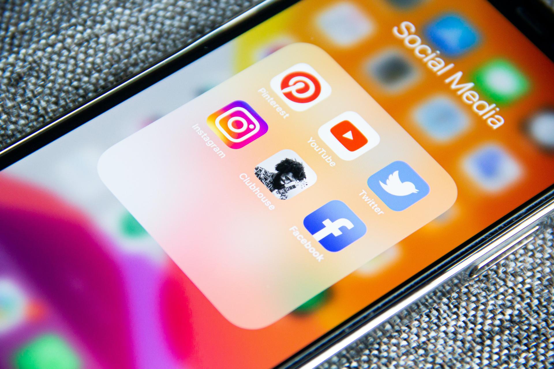 Social-Media-Symbole auf einem Telefonbildschirm
