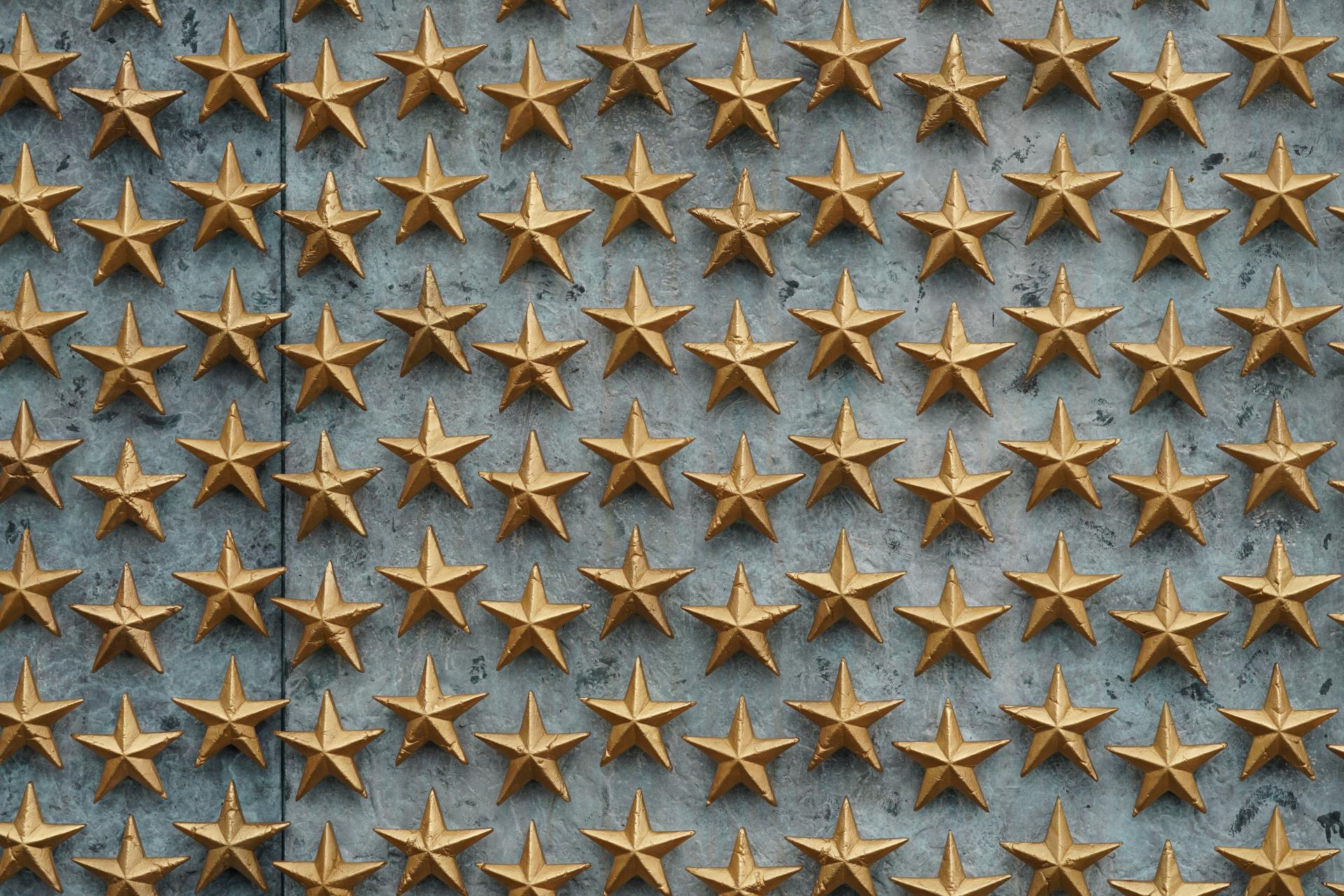 Estrelas numa parede de concreto