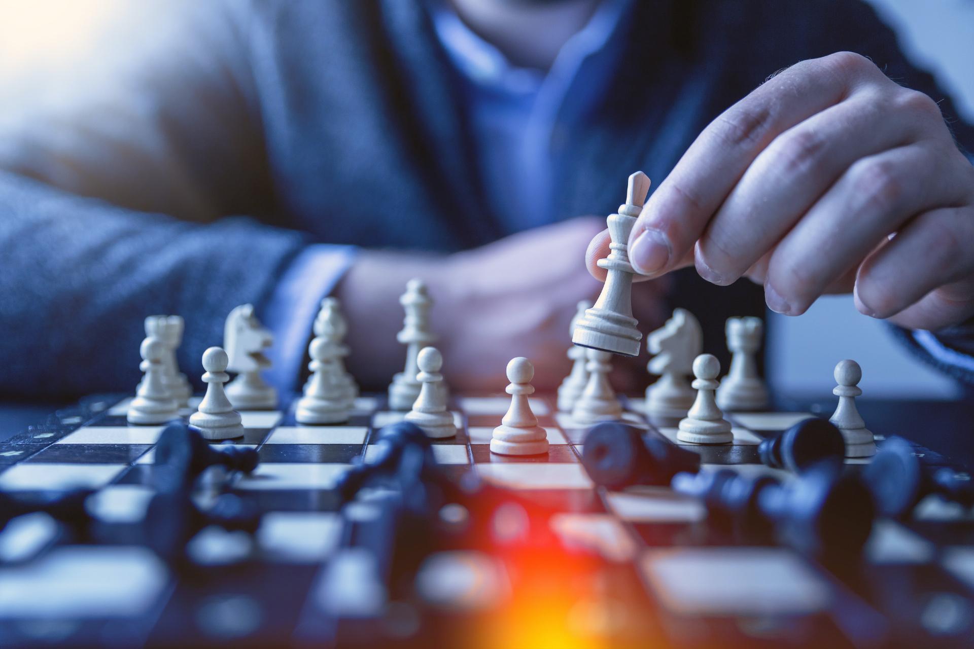 Jugador de ajedrez creando una estrategia mientras juega
