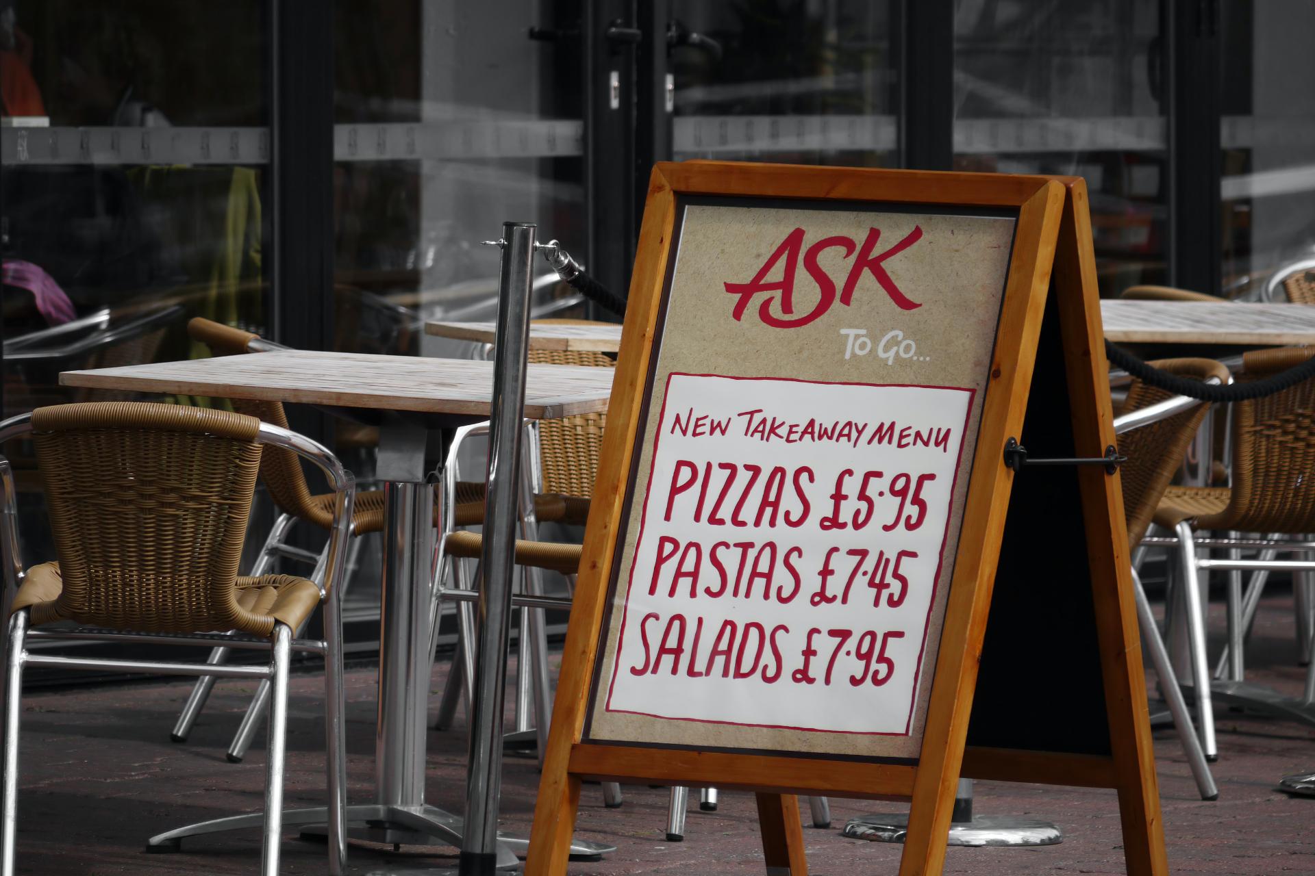 Menú de verano mostrado en plena calle para atraer clientes