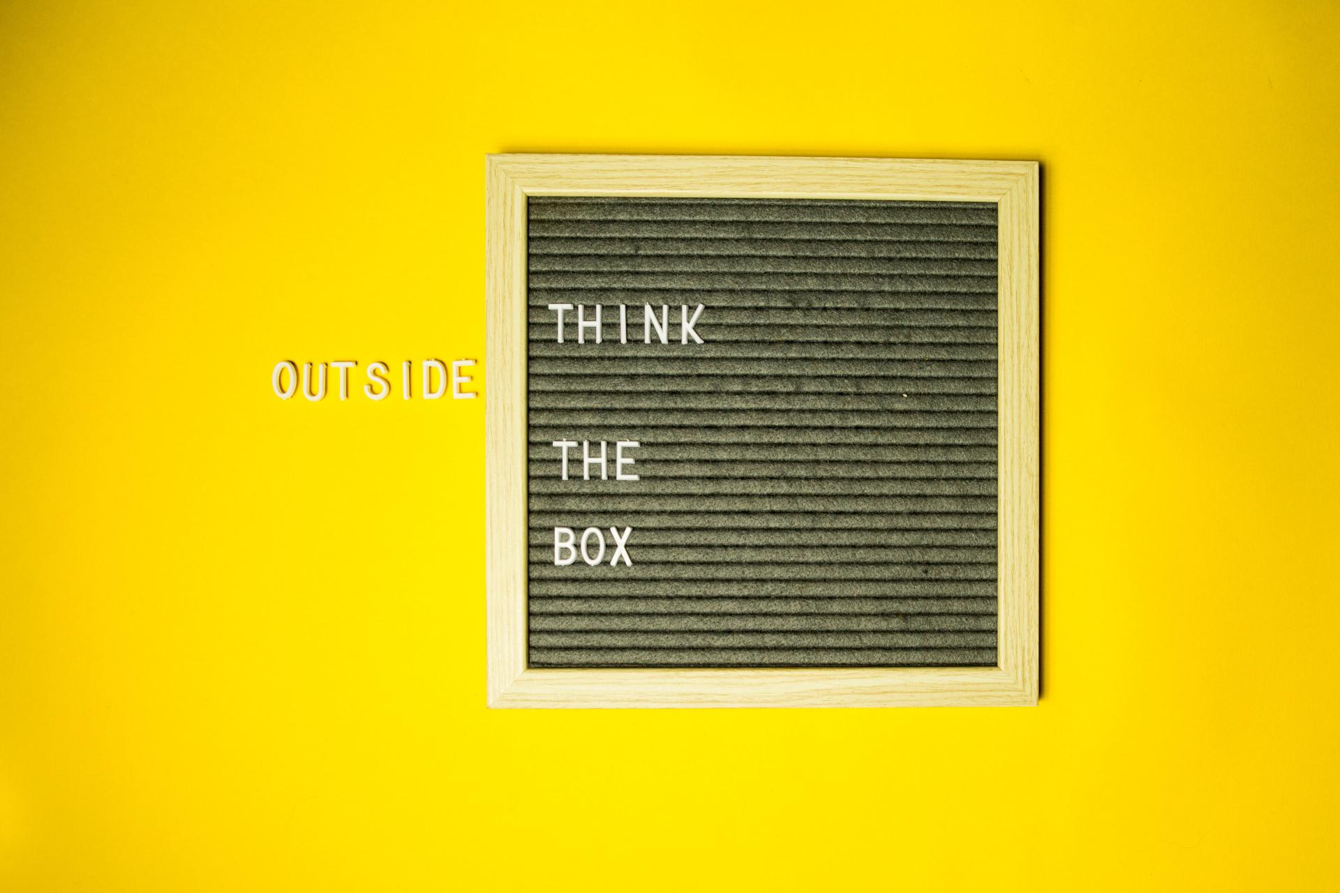 think outside the frame escrito en banner en inglés