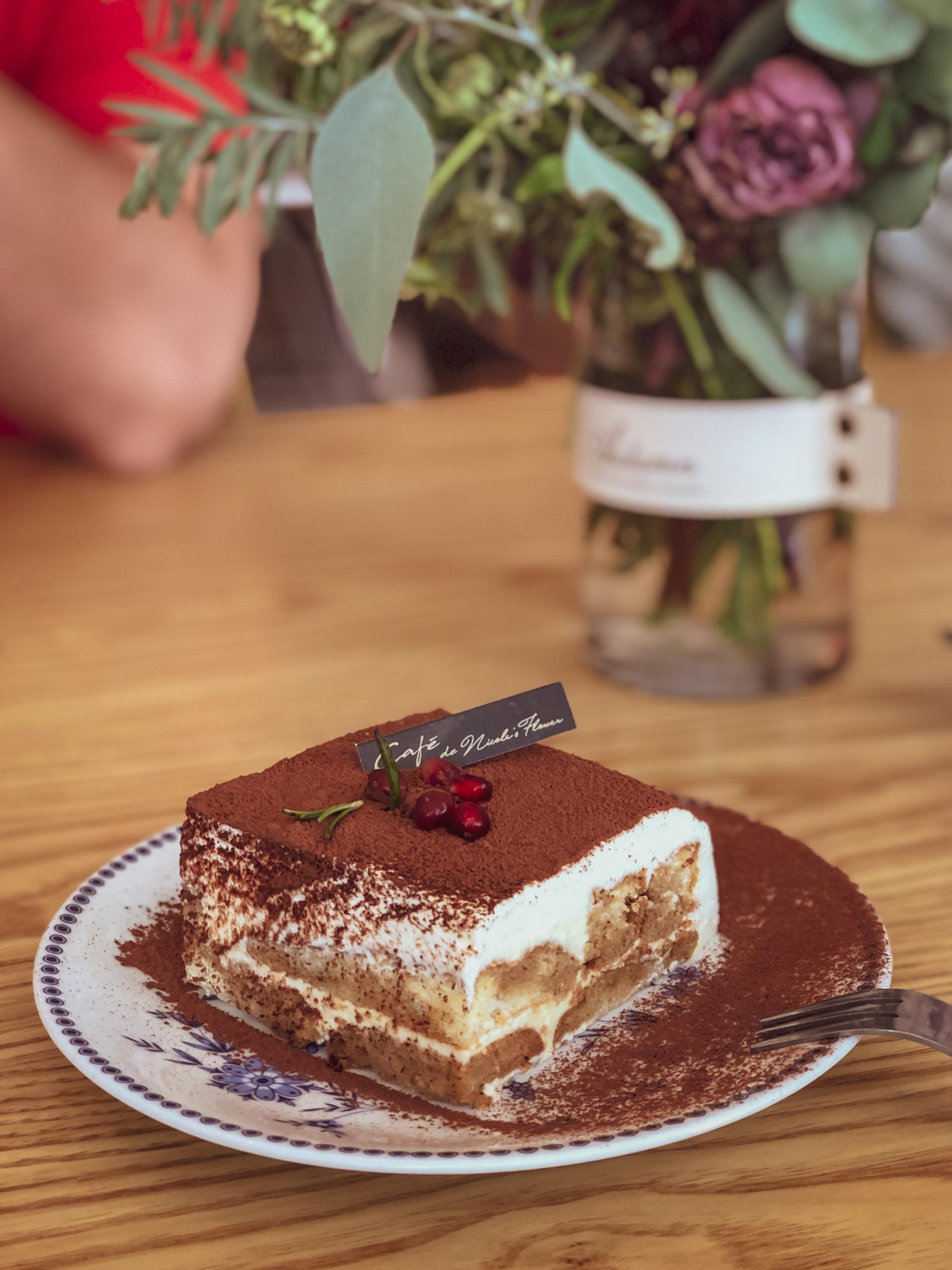 El tiramisú es un postre italiano delicioso que es suave y humedo.