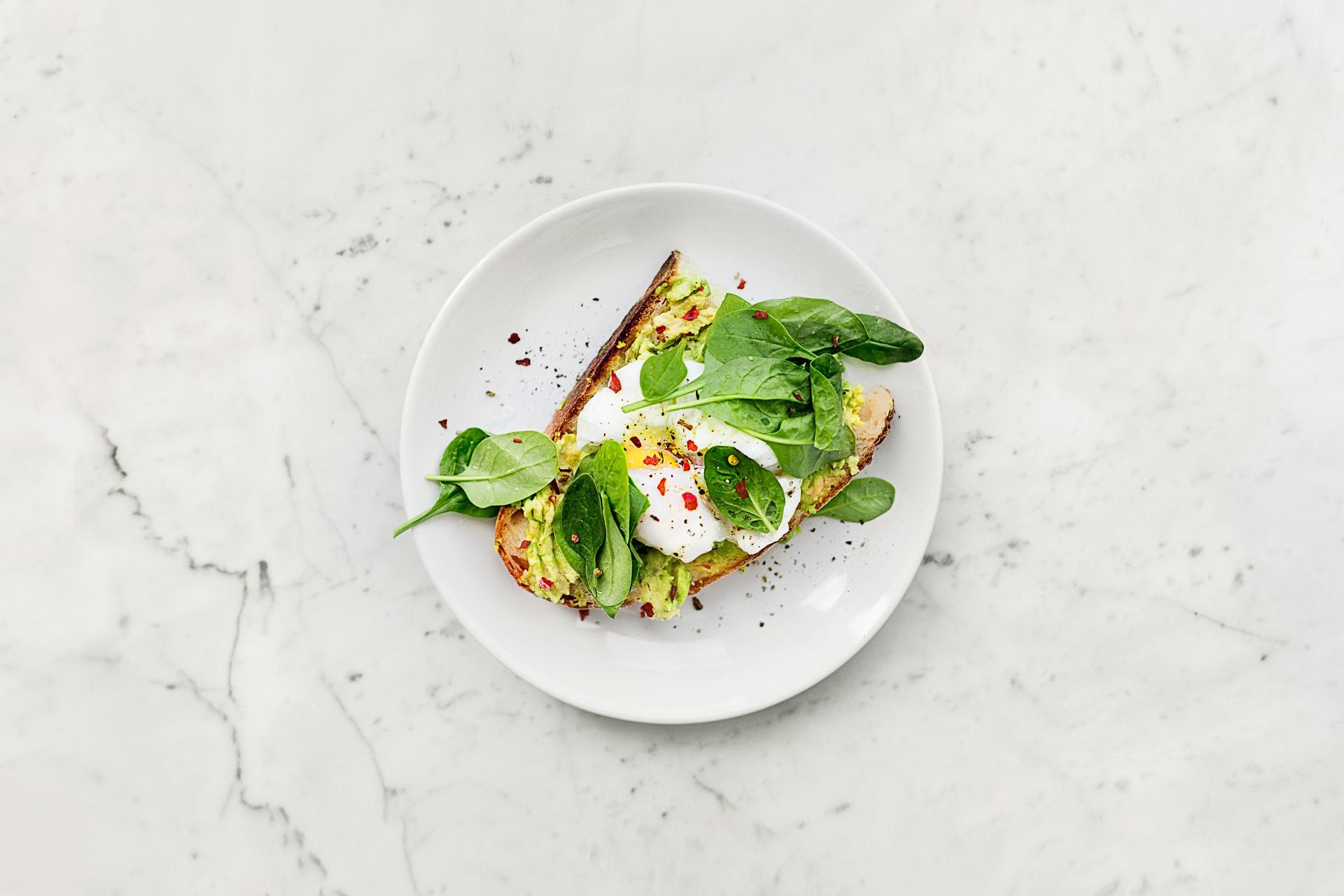 Toast, guacamole a míchaná vejce