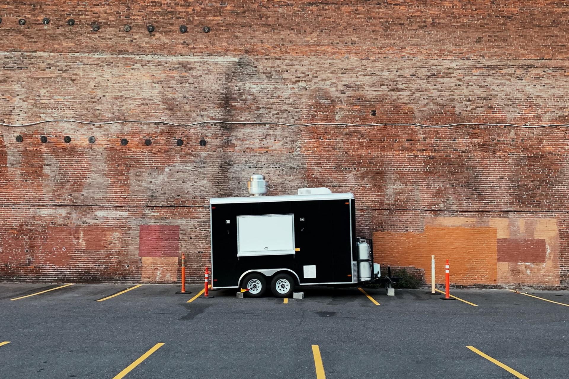 Aanhangwagen foodtruck geparkeerd in steegje