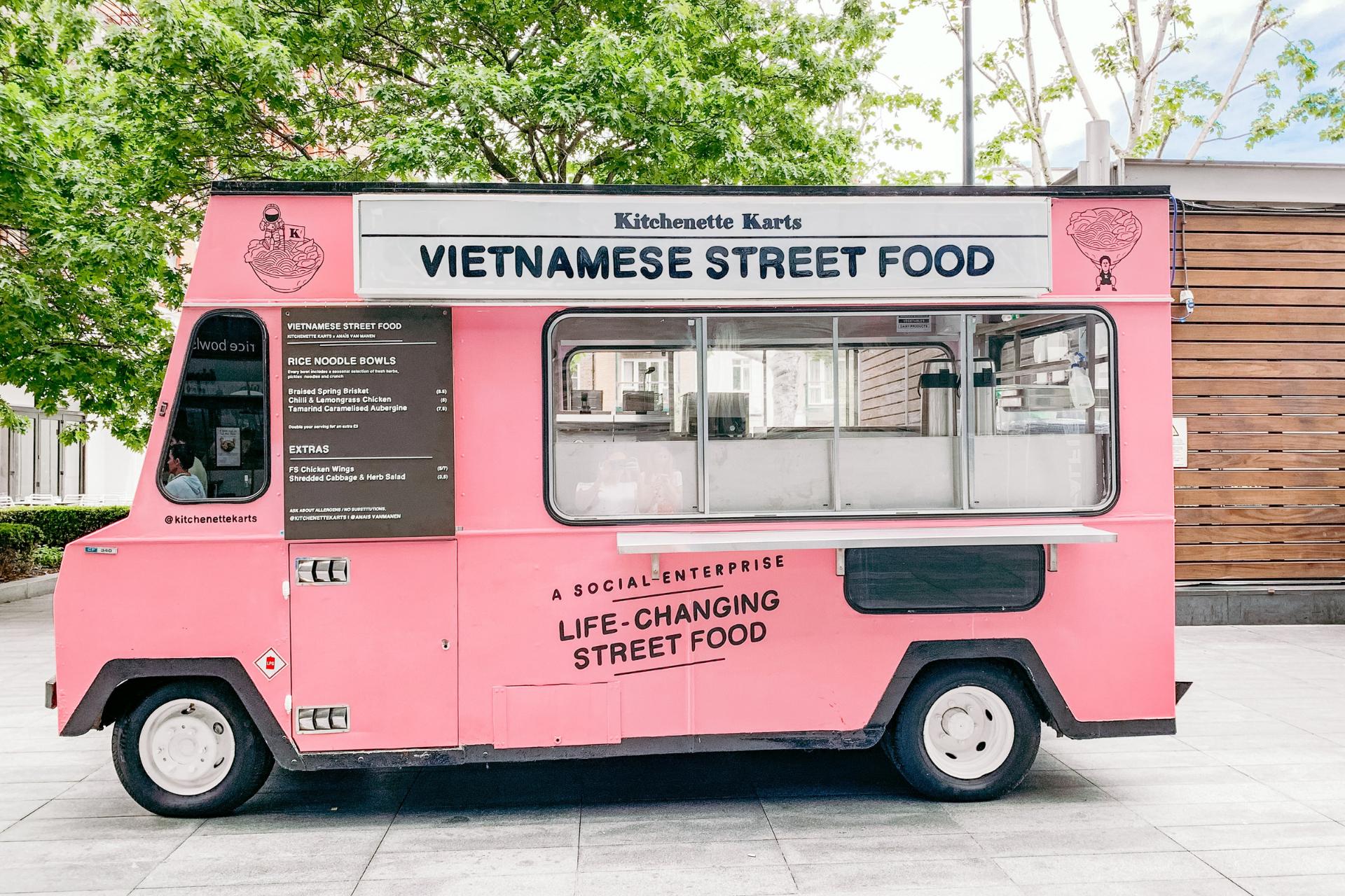 Camion de nourriture de rue vietnamien garé