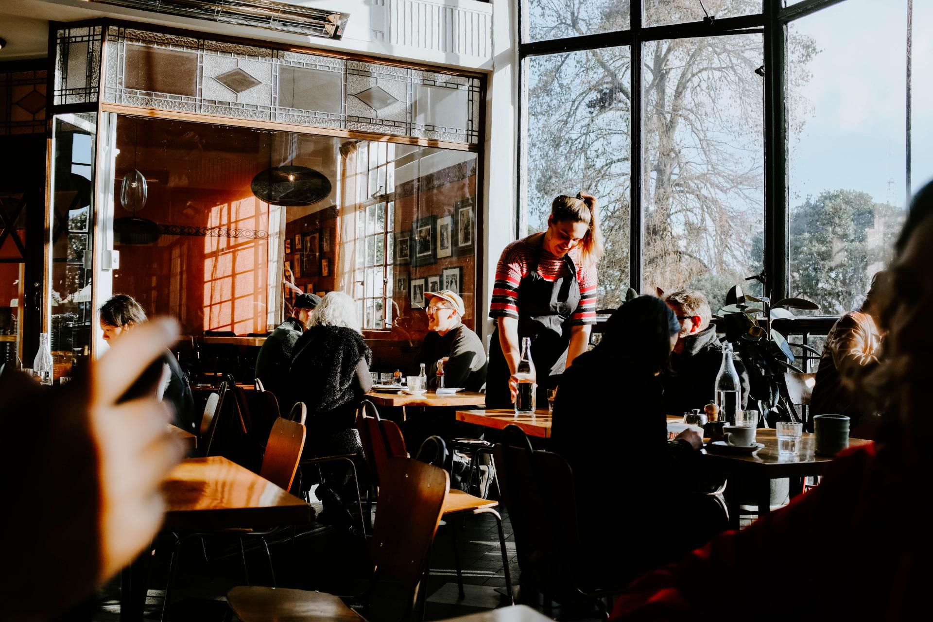 Restaurant occupé et serveur