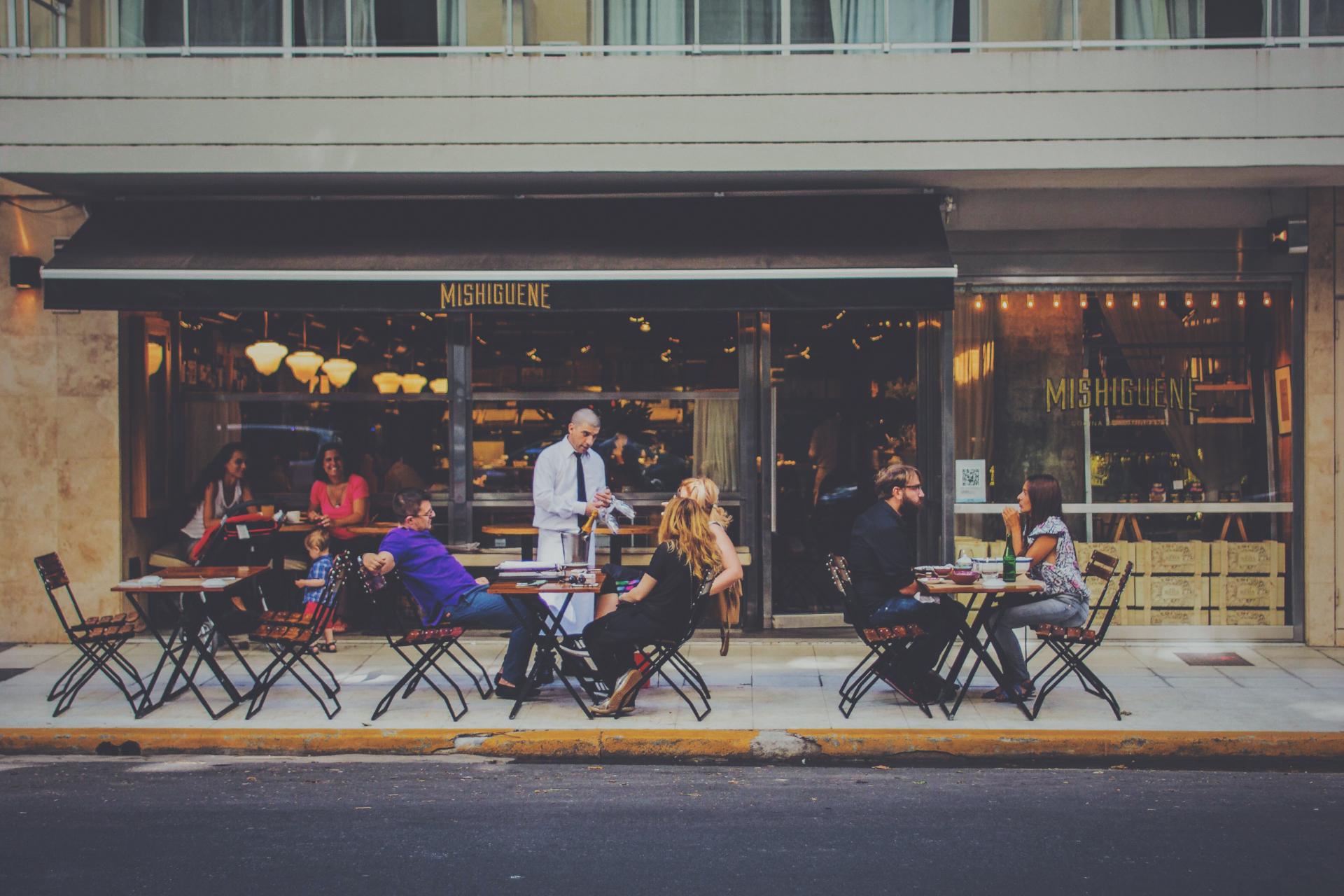 Serveur prenant la commande dans la zone extérieure du restaurant