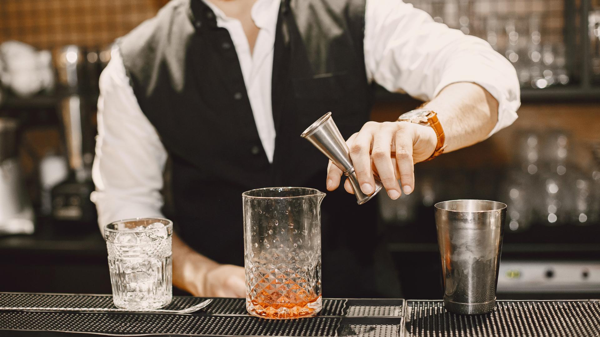 Barkeeper, der hinter der Bar arbeitet