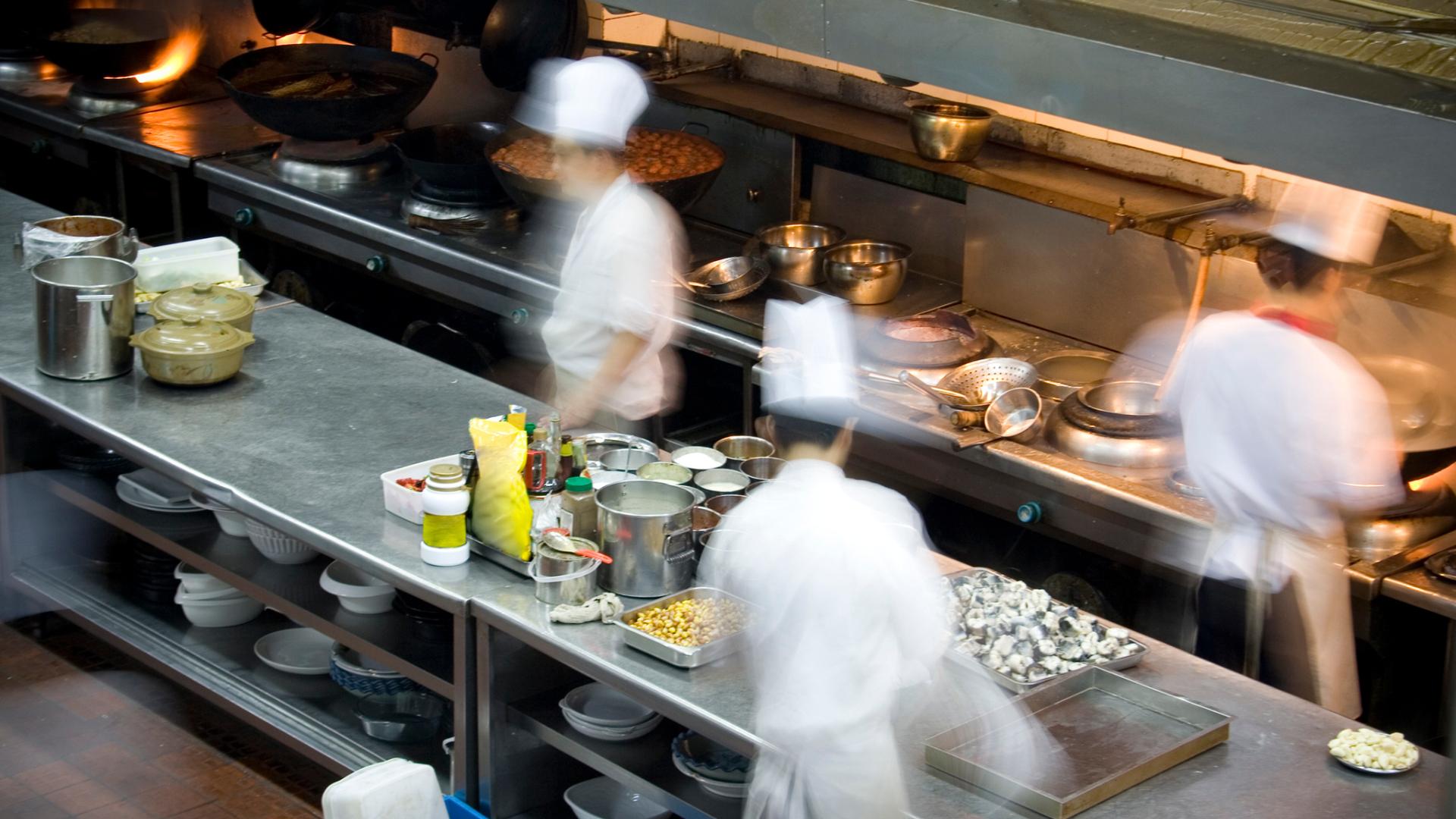 personnel du restaurant occupé à l'intérieur de la cuisine