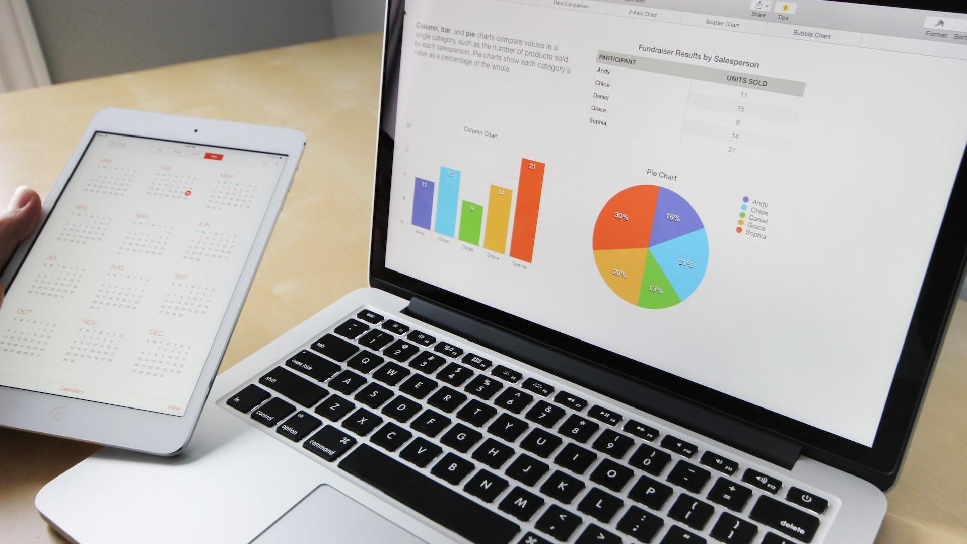 Diagramme mit Daten auf Laptop