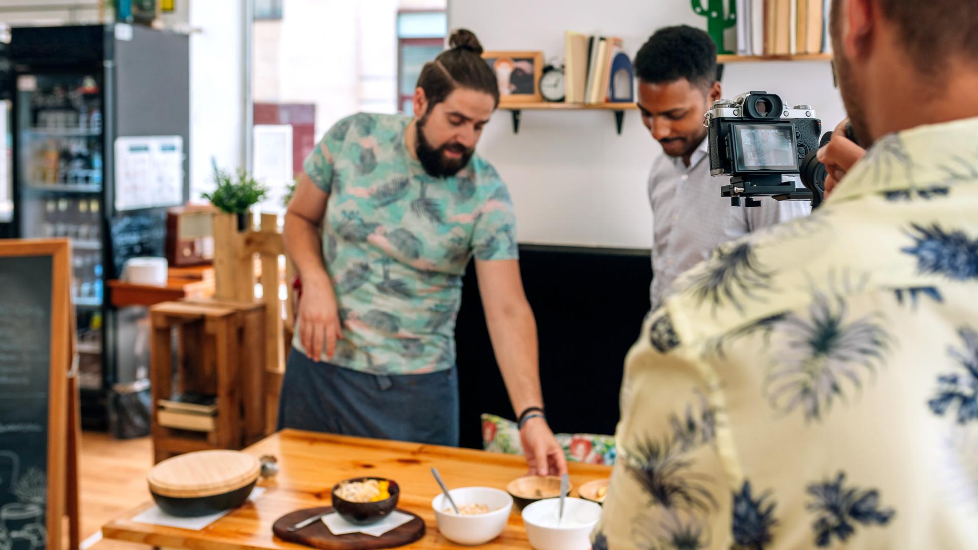 chefs grabando una sesión de cocina