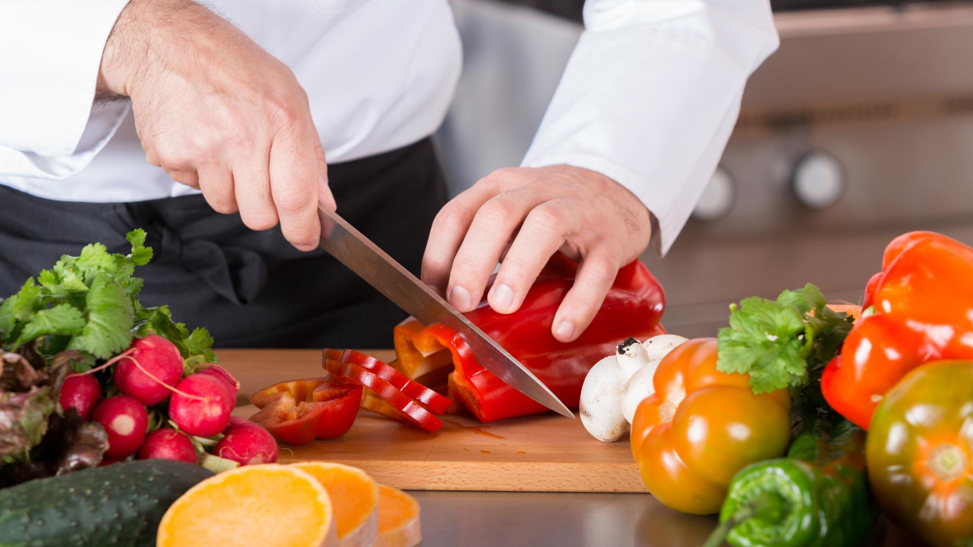 chef coupant des légumes