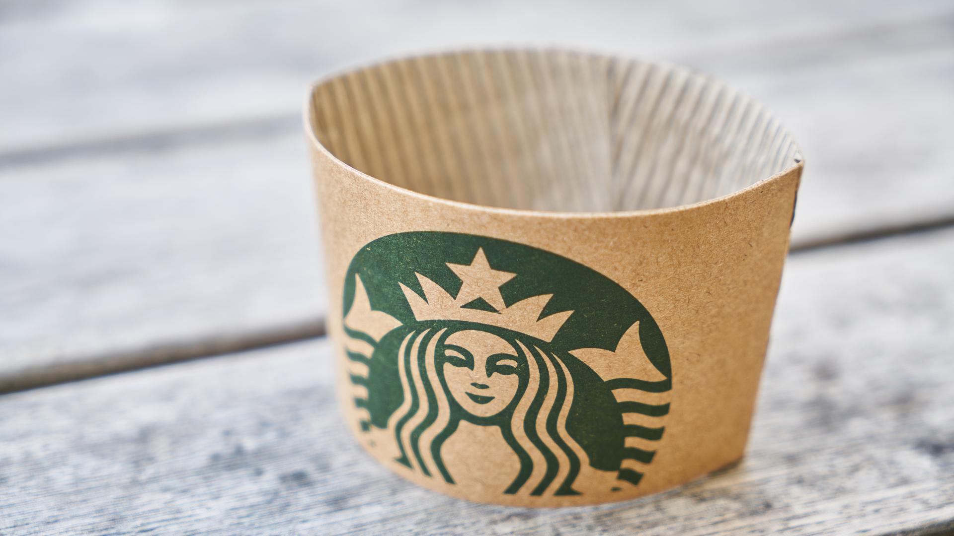 logo Starbucks dans le porte-gobelet