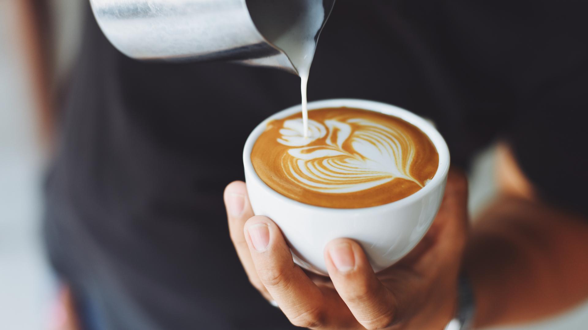 latte art in una caffetteria