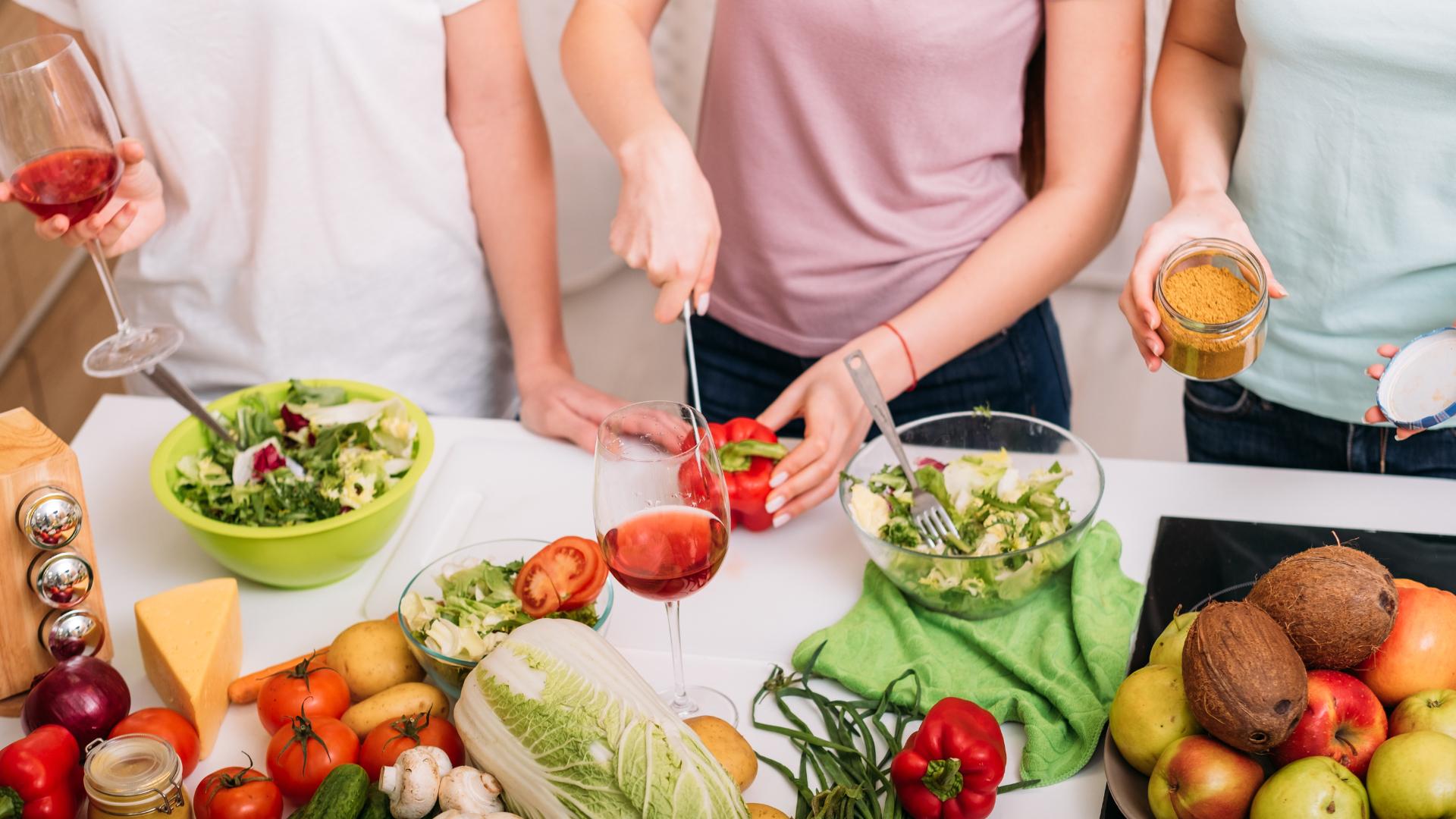 Person, die veganes Essen kocht