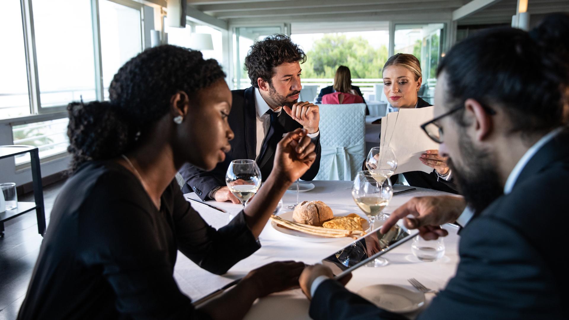 lavoratori aziendali che tengono una riunione in un ristorante