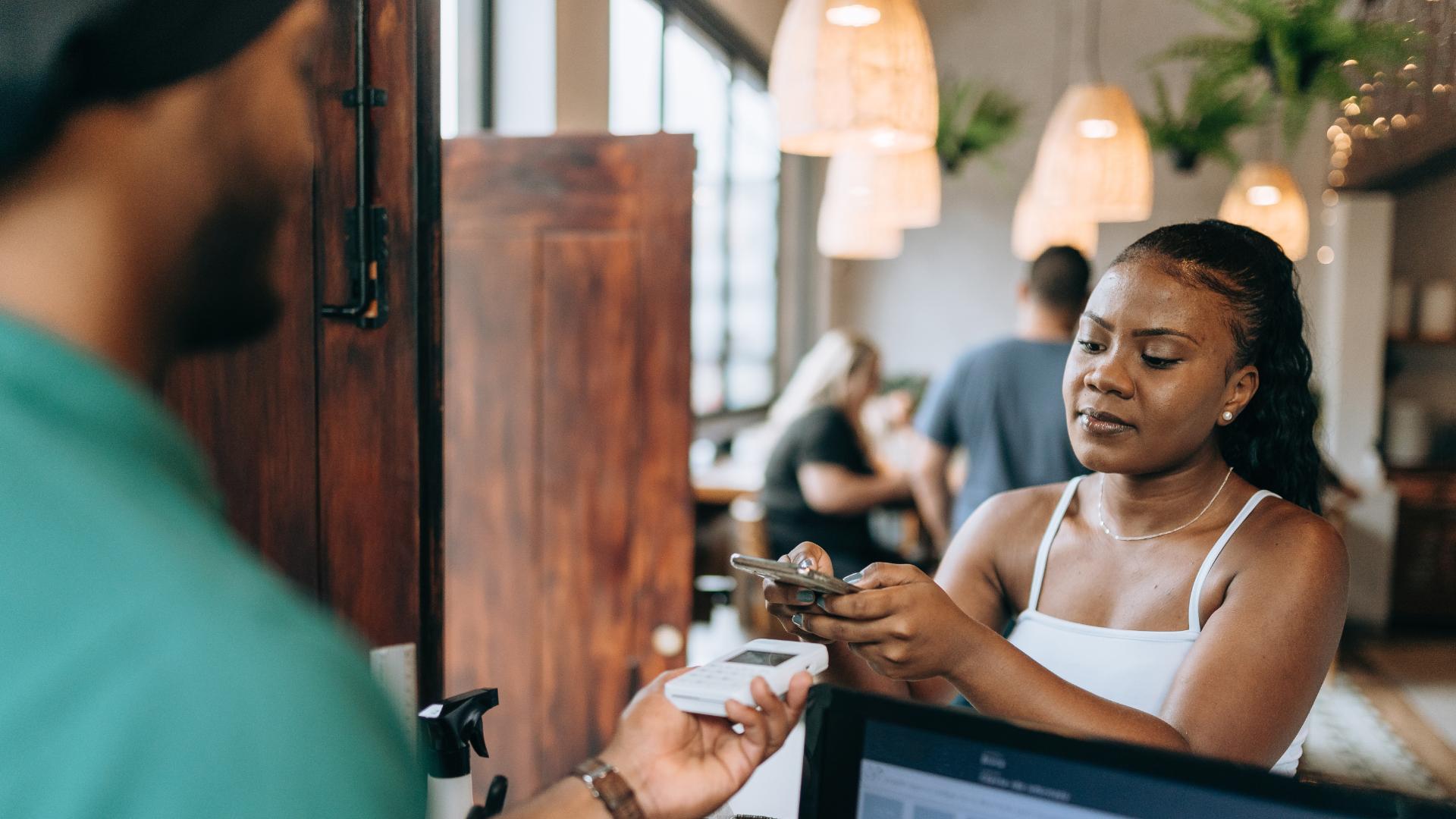 Cliente pagando en un restaurante mediante un POS