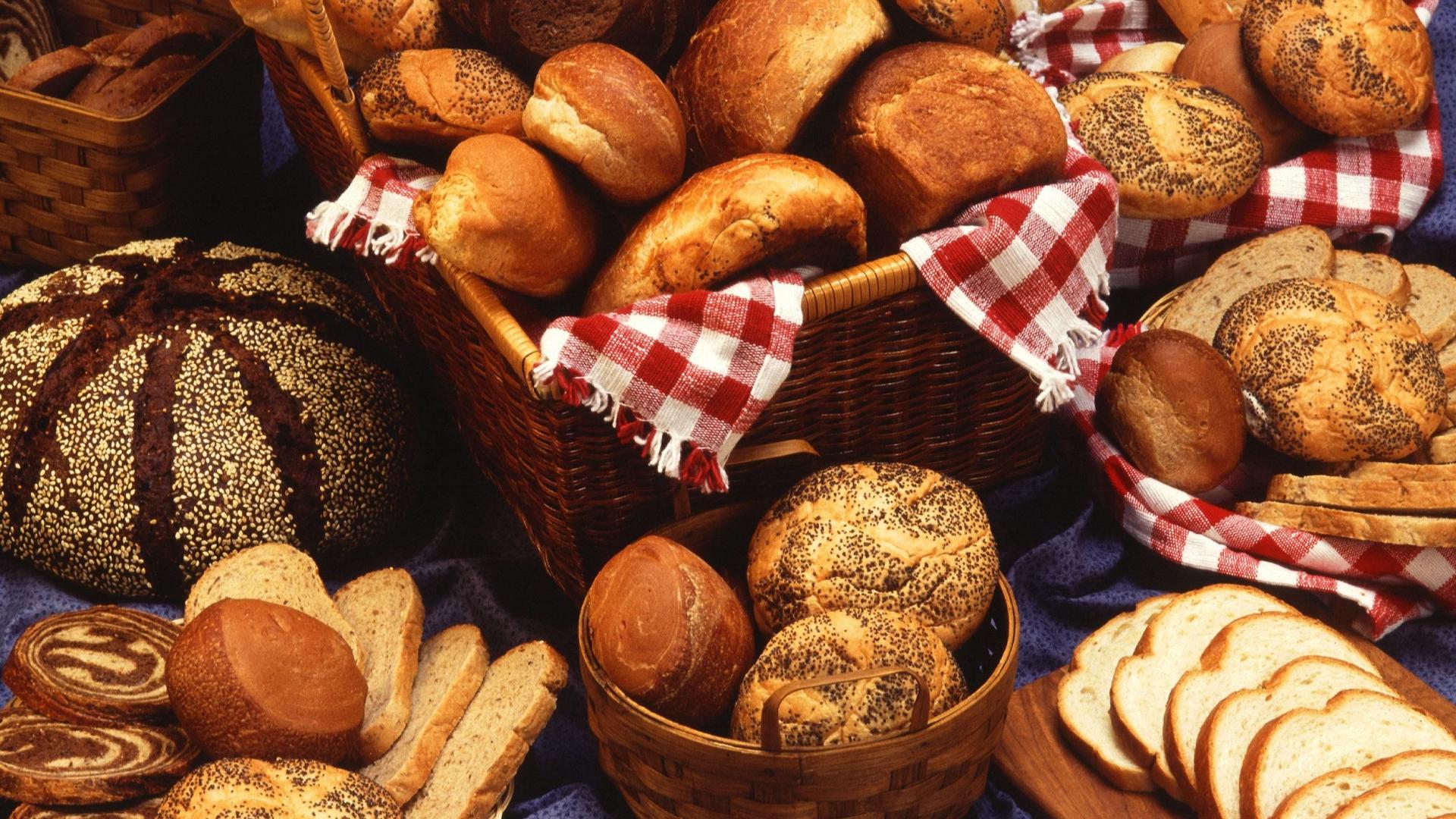 diversi tipi di pane in una panetteria