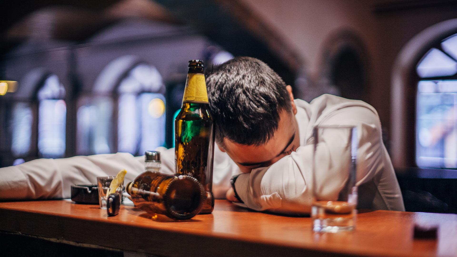 Betrunkener Mann schläft in einer Bar