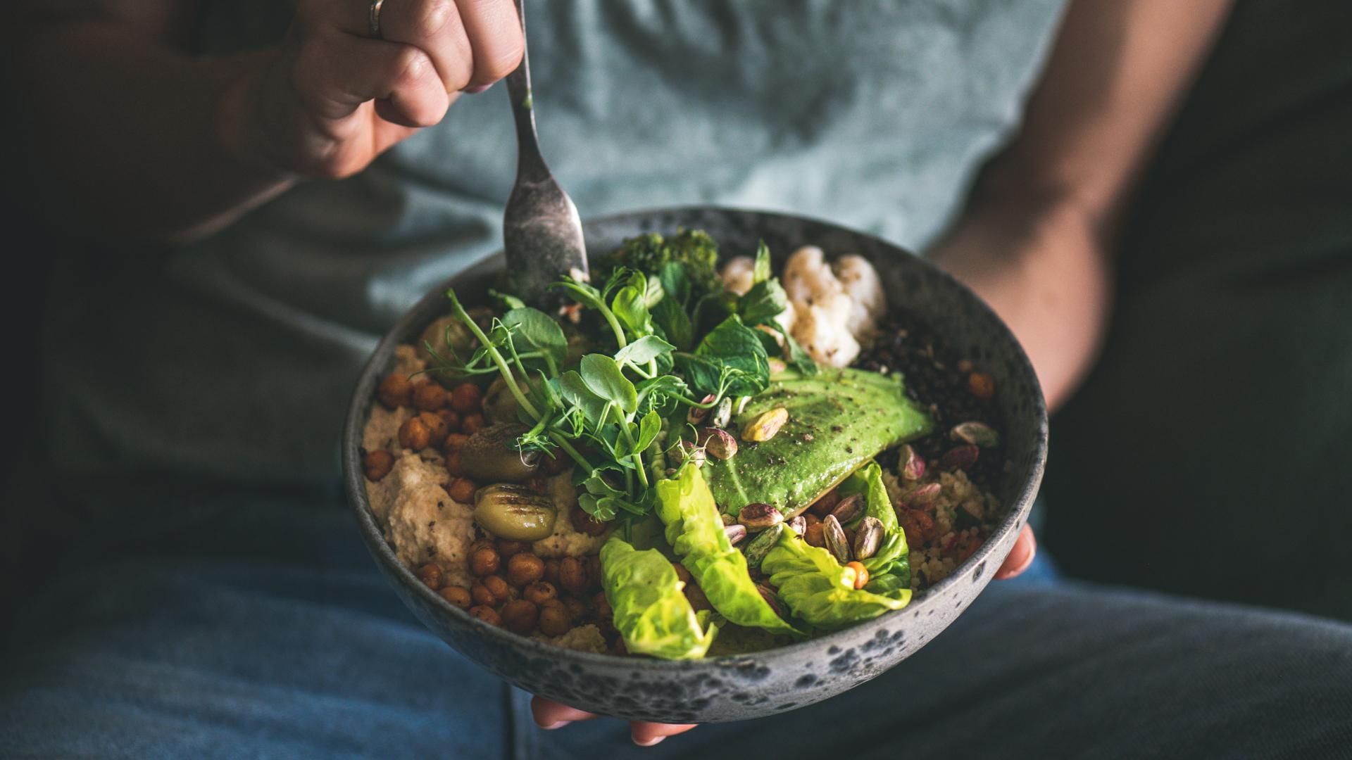 persona che mangia cibo vegano