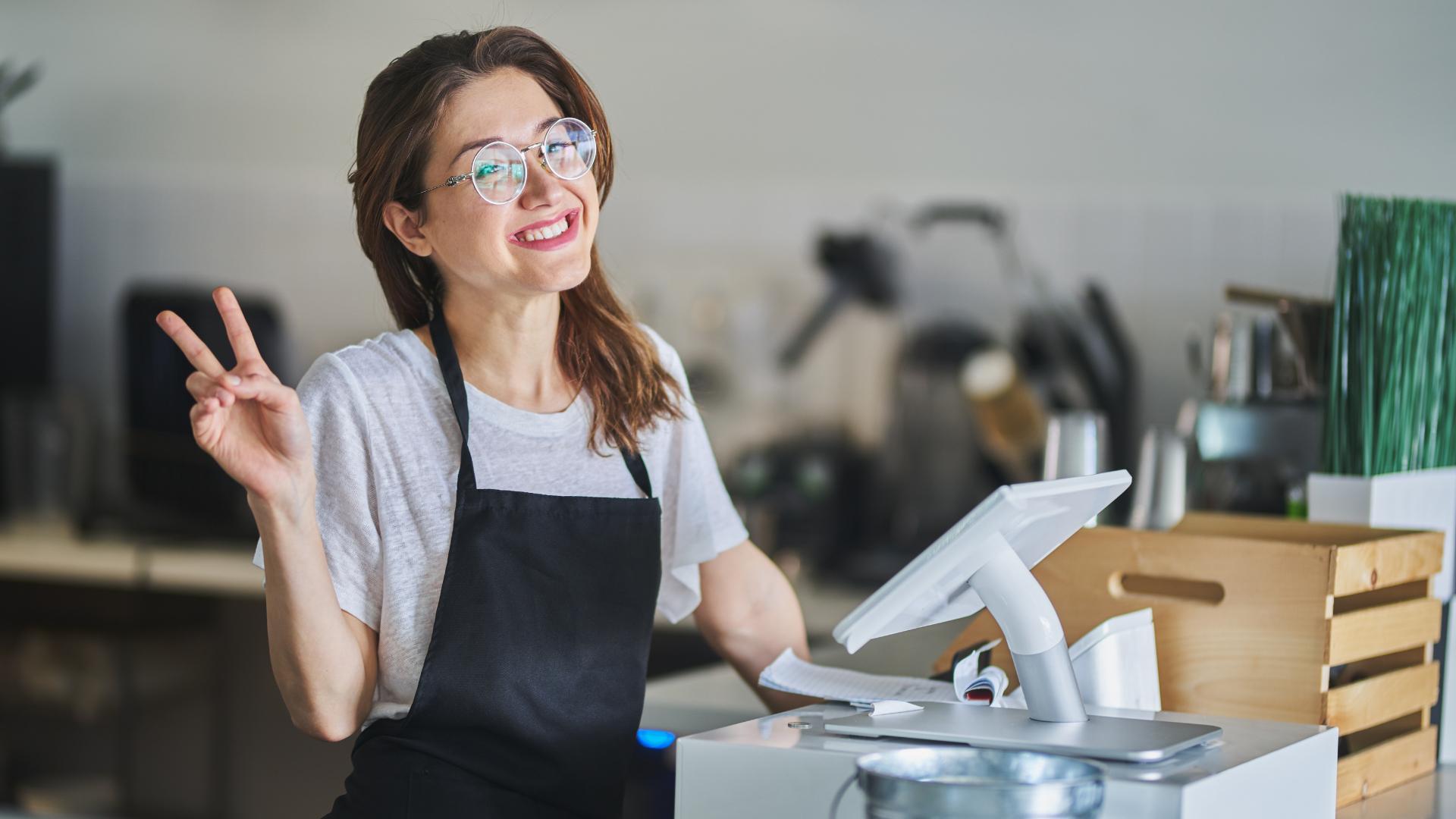 mujer usando sistema de tableta pos