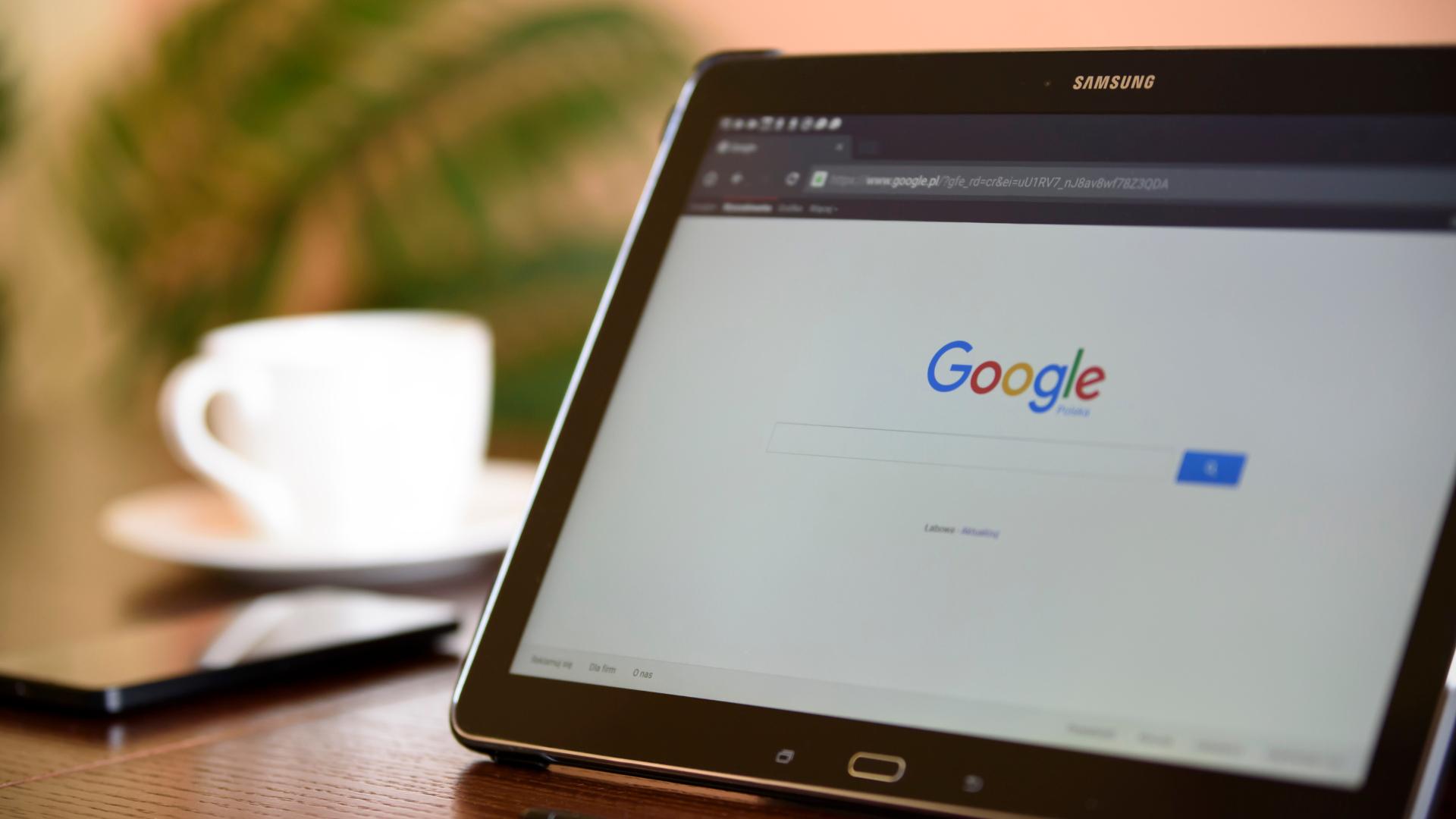 página de inicio de google abierta en una tableta samsung