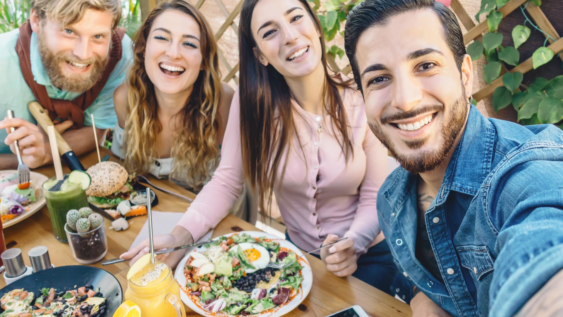 grupo de amigos e familiares em um restaurante