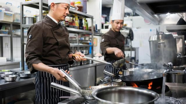 如何雇用和维护餐厅后勤人员？