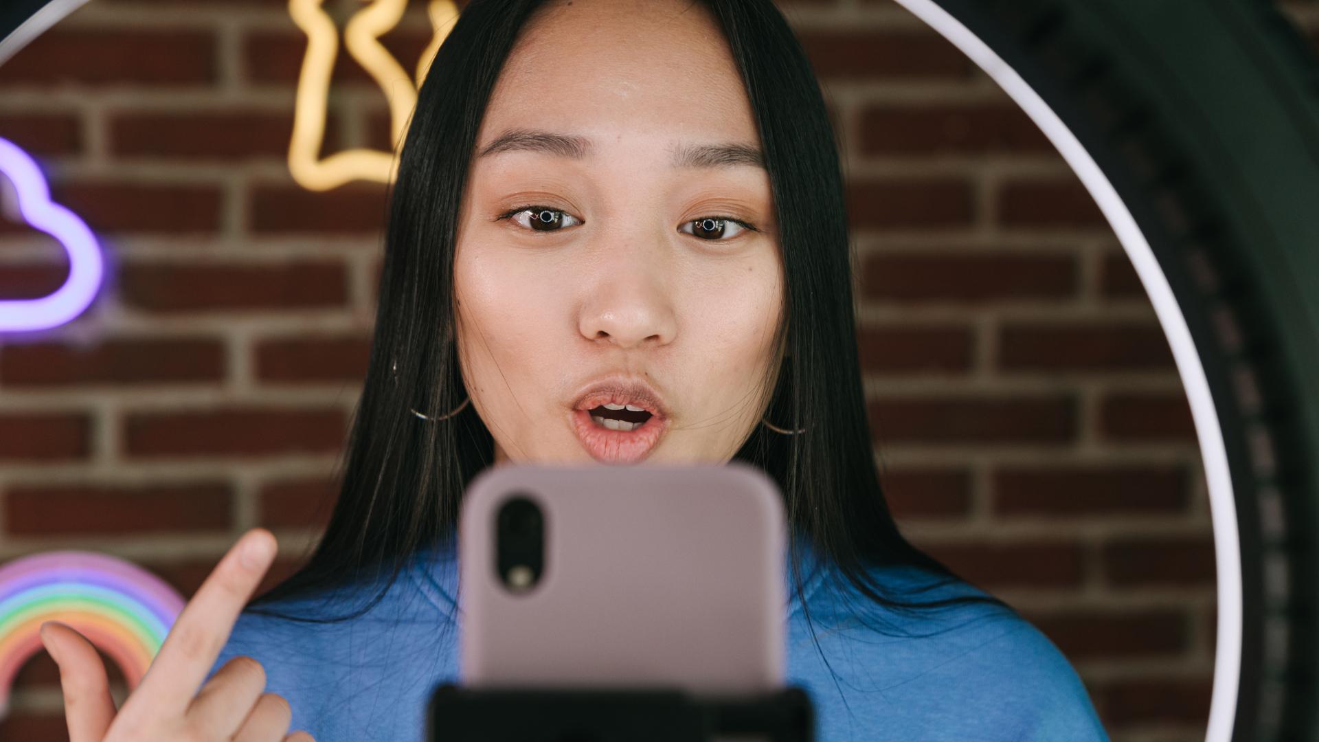 ragazza influencer che registra video mentre parla con la telecamera