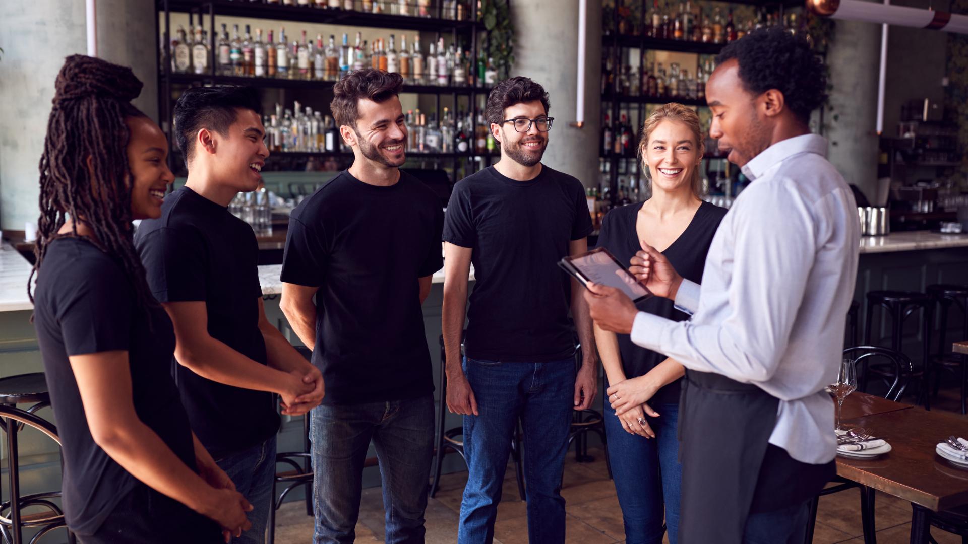 informer le personnel des changements apportés au restaurant pour battre la concurrence