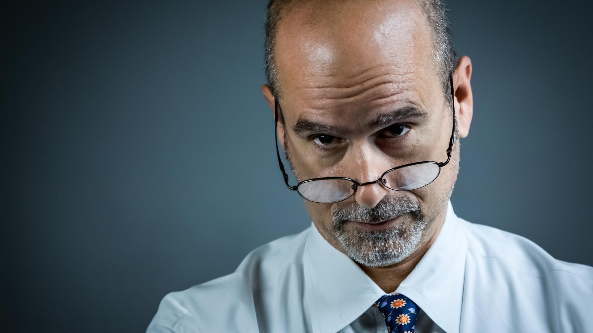 uomo con sguardo indagatore o sospettoso in faccia