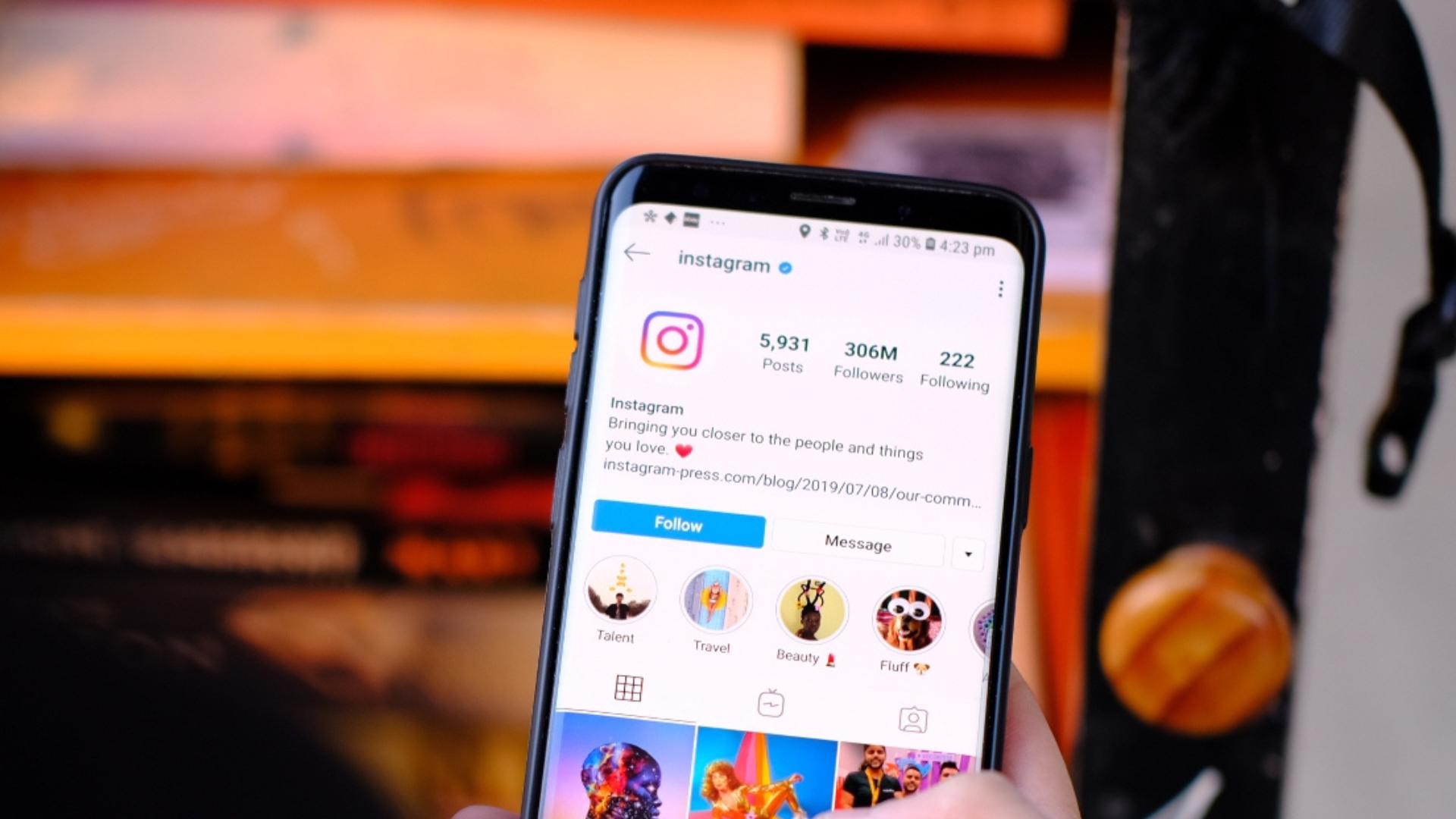 página do instagram em um smartphone