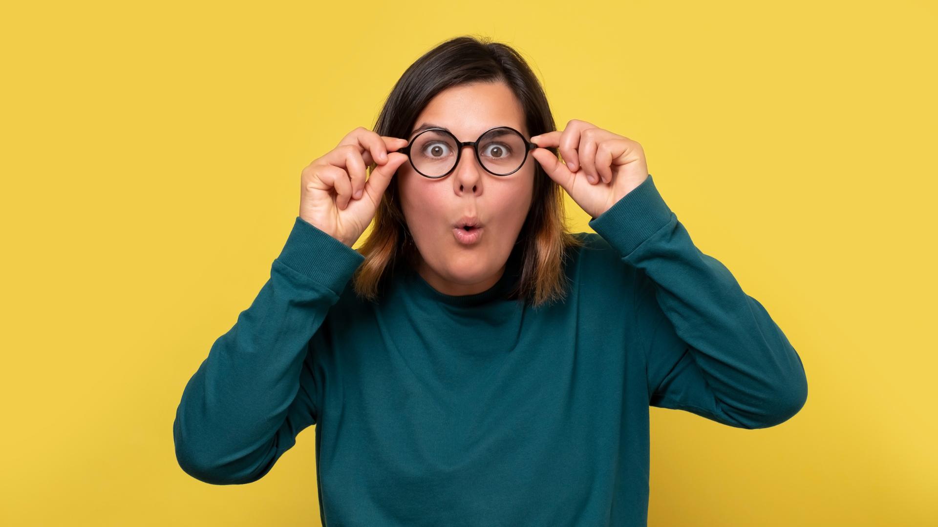 mujer sorprendida de ver algo interesante