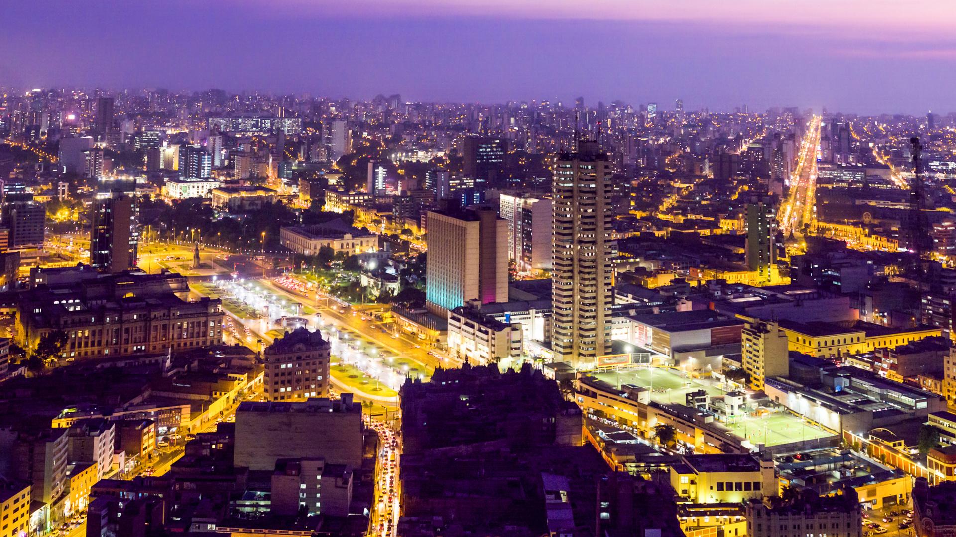 Edificios de Lima Perú en la vista superior de la noche