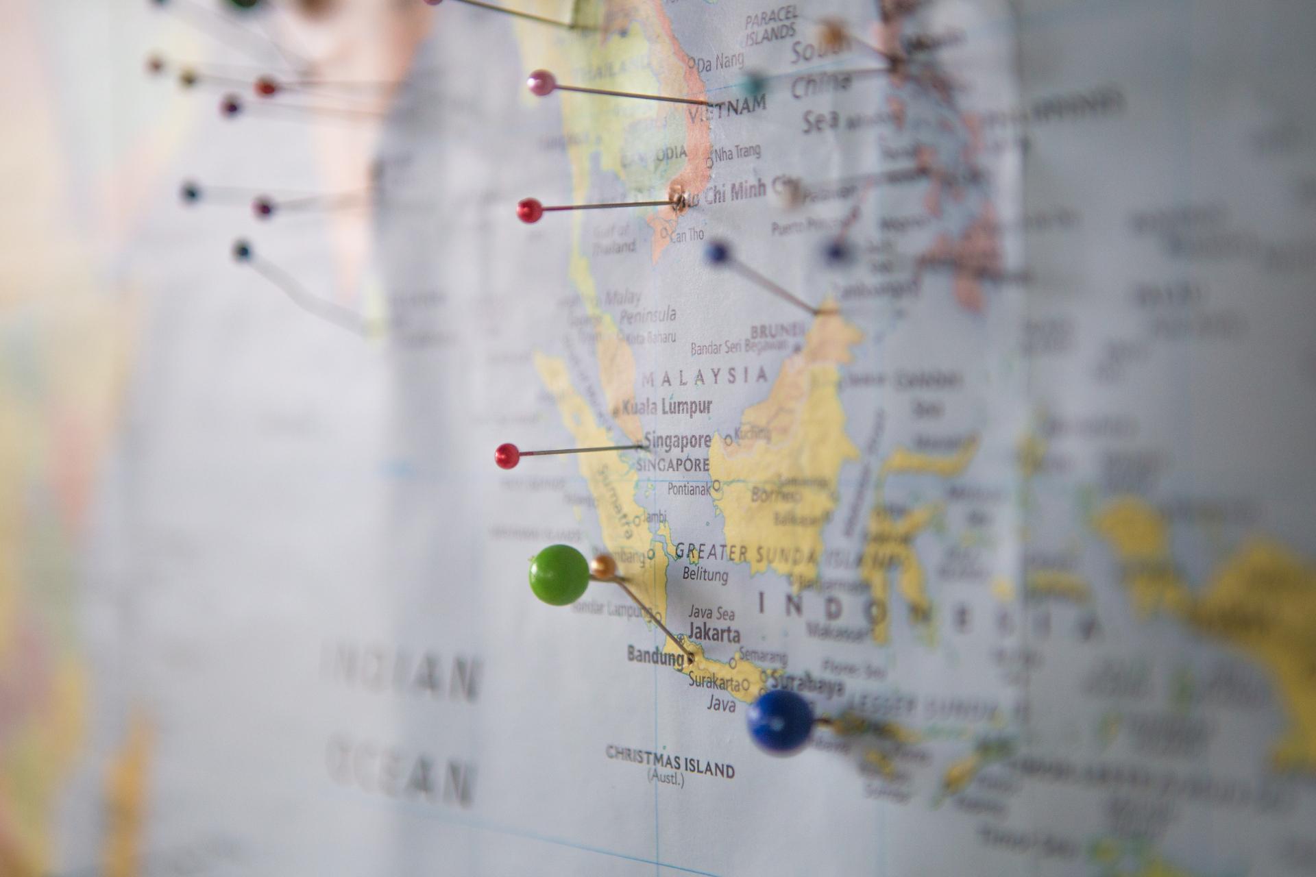 Mappa contrassegnata con diverse località in tutto il mondo per rappresentare un franchising