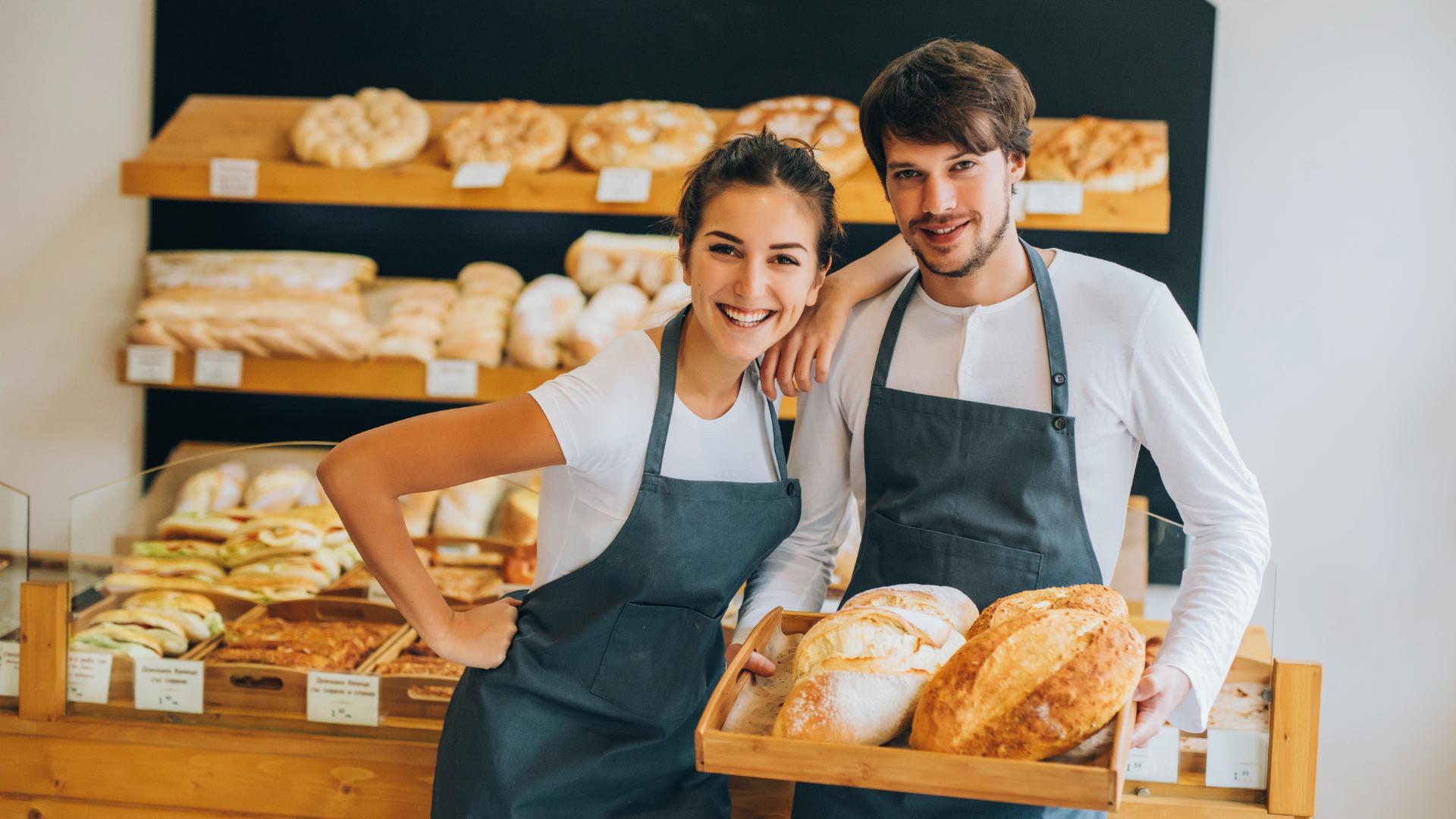 coppia che commercializza il loro negozio di panetteria