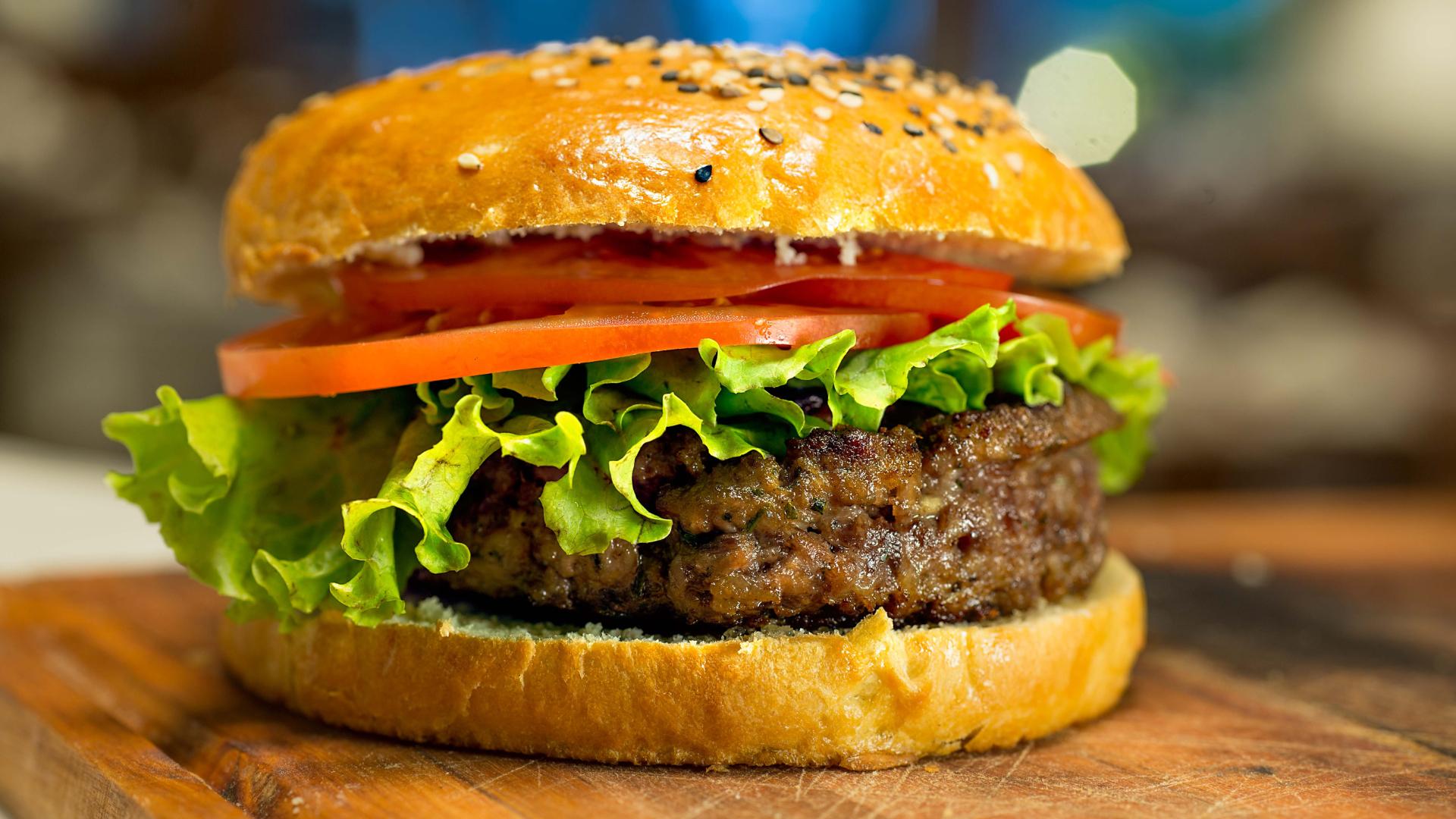 Gut aussehender Burger zur Verwendung als Bild auf der Speisekarte eines Restaurants