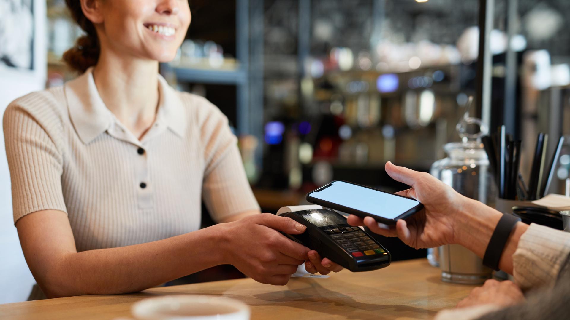 pagando em restaurante usando POS