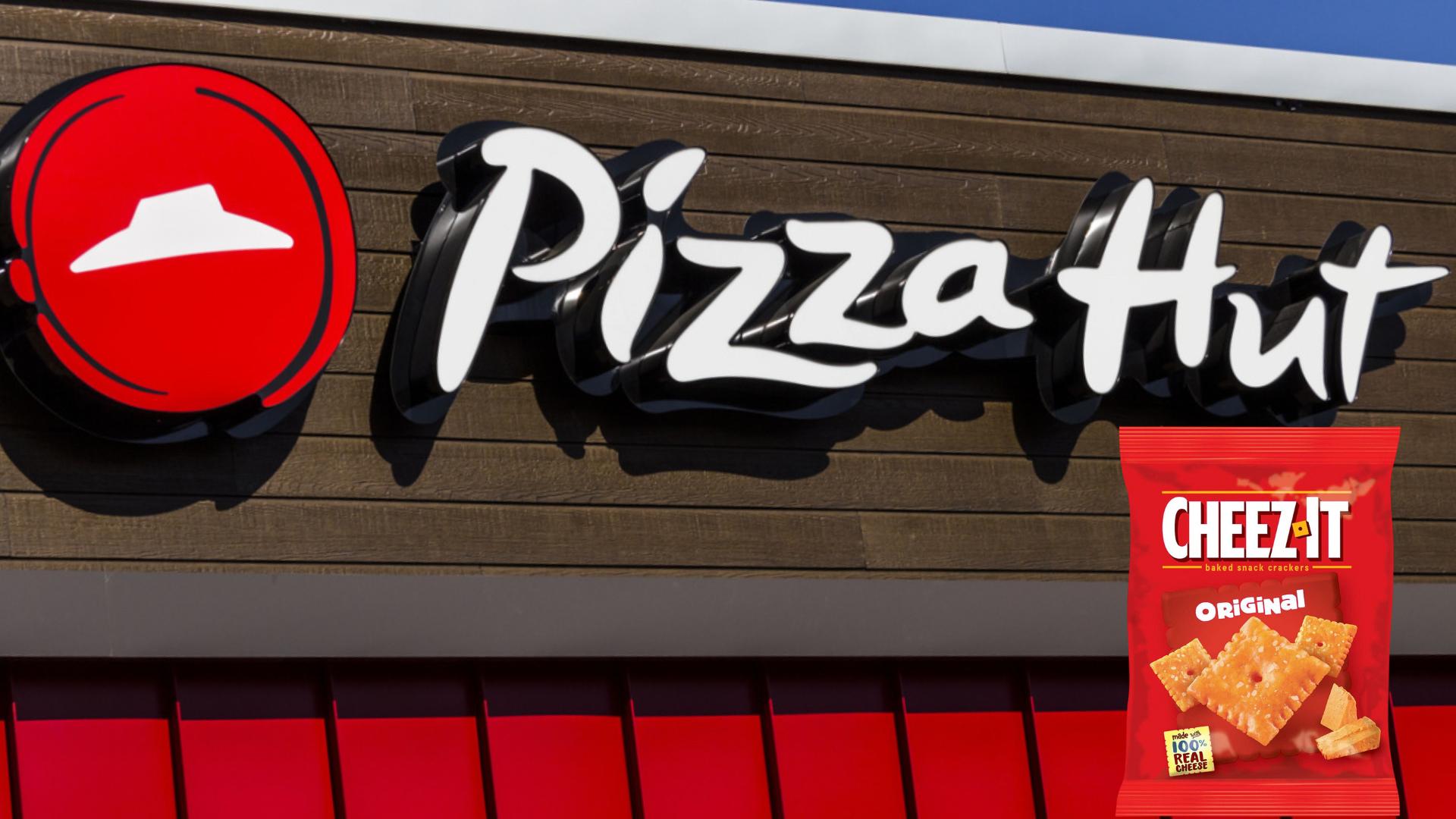 devant le restaurant Pizza Hut et regardez son sac pour représenter la collaboration