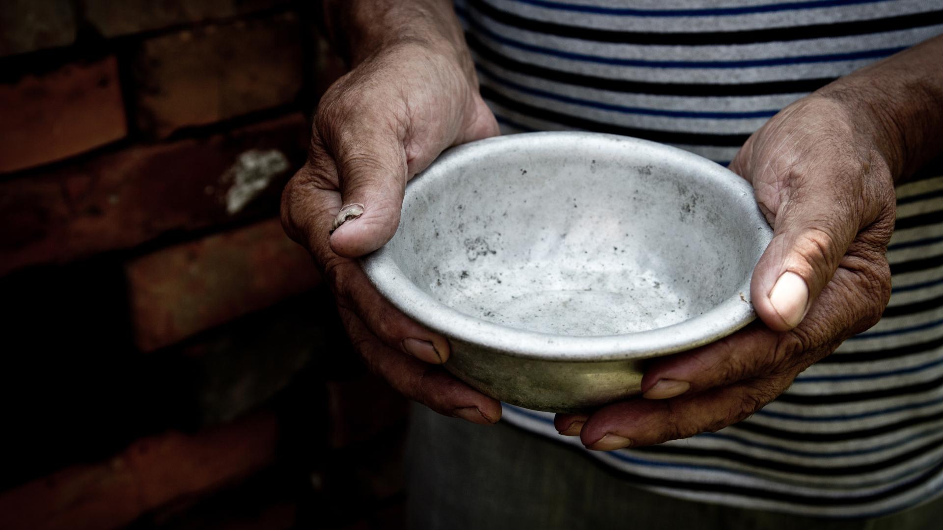 pauvre personne tenant une assiette