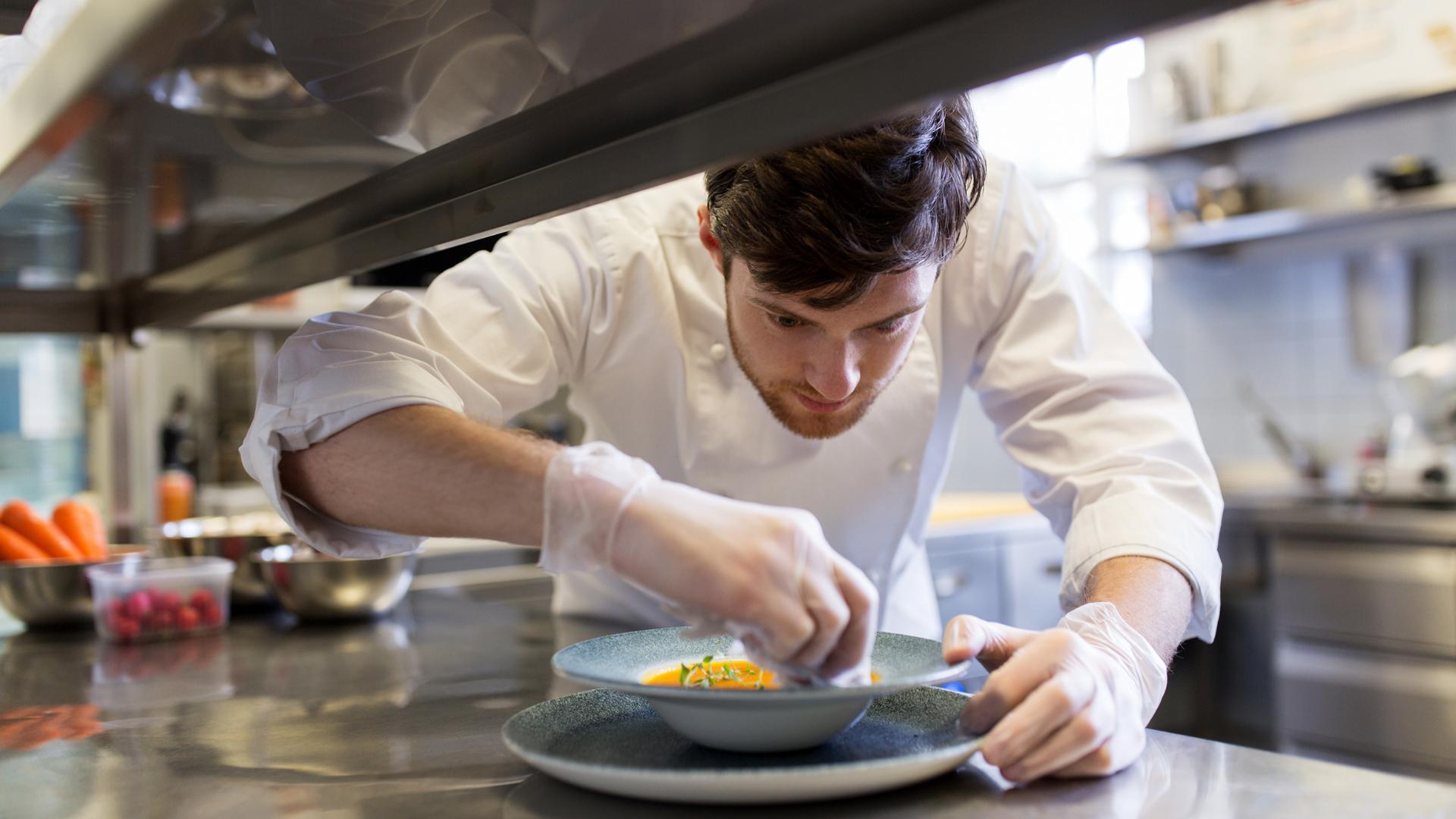 chef qui prépare un plat de manière professionnelle