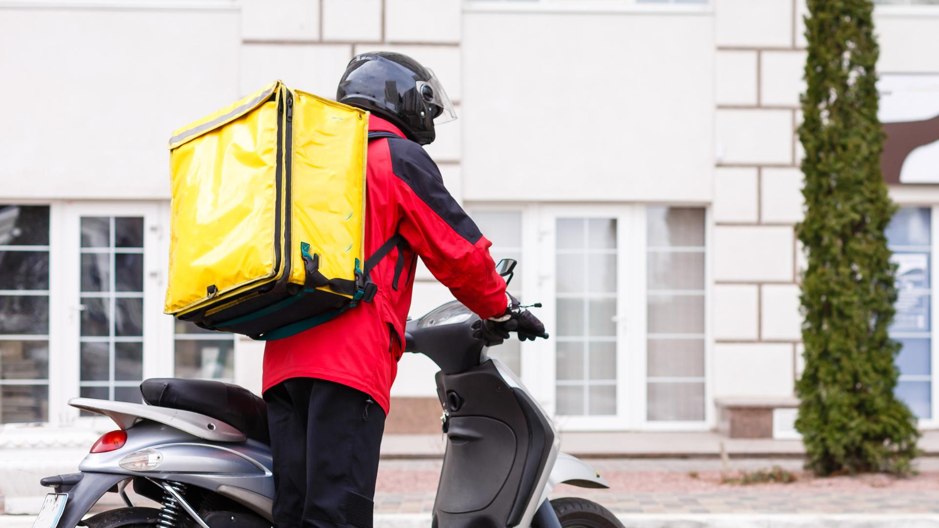 motociclista de serviço de entrega de comida