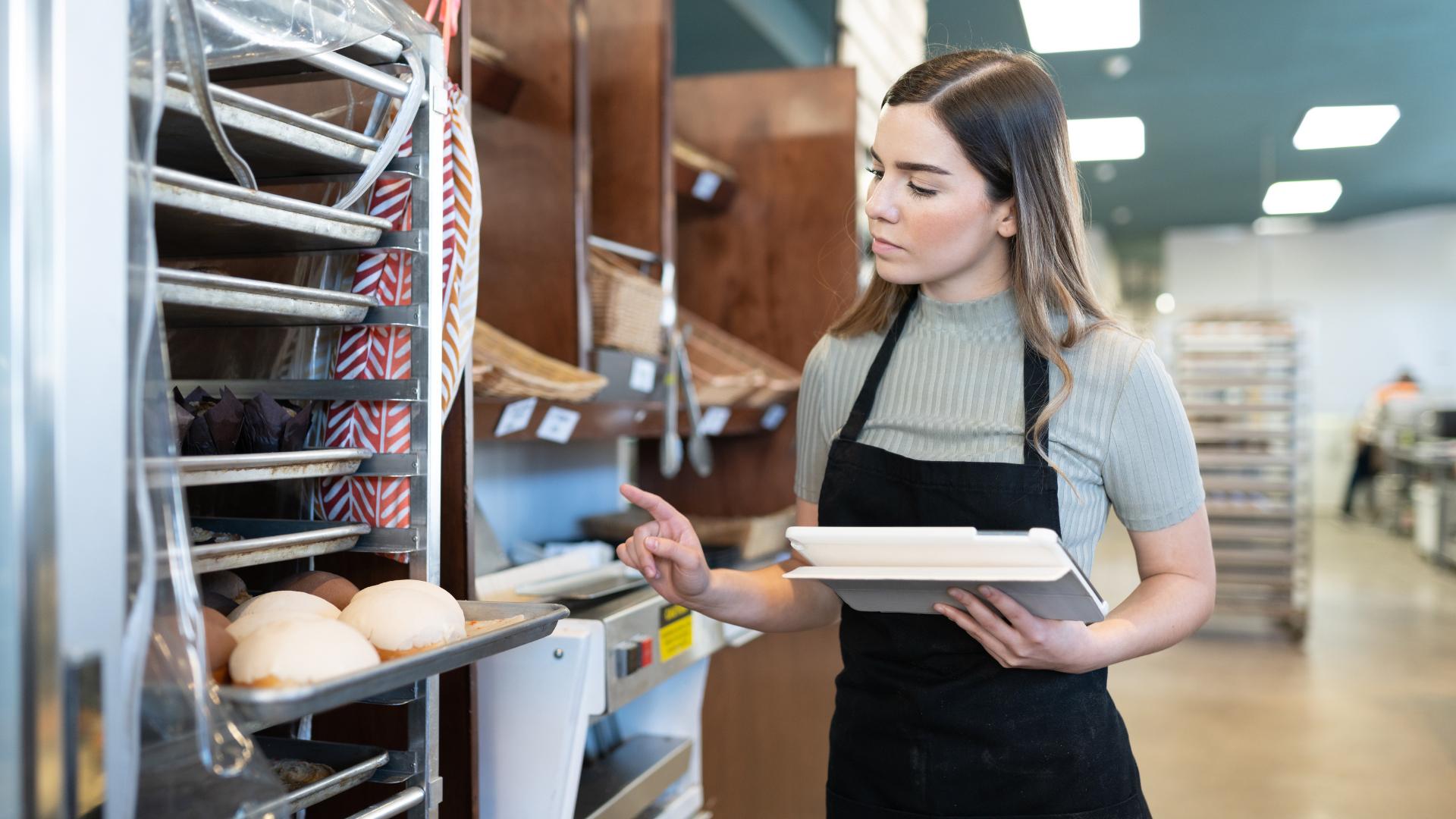 Frau überprüft Restaurantinventar