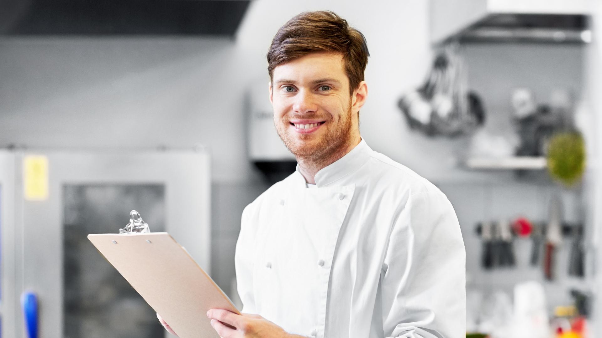 chef gerenciando inventário de restaurante com uma lista