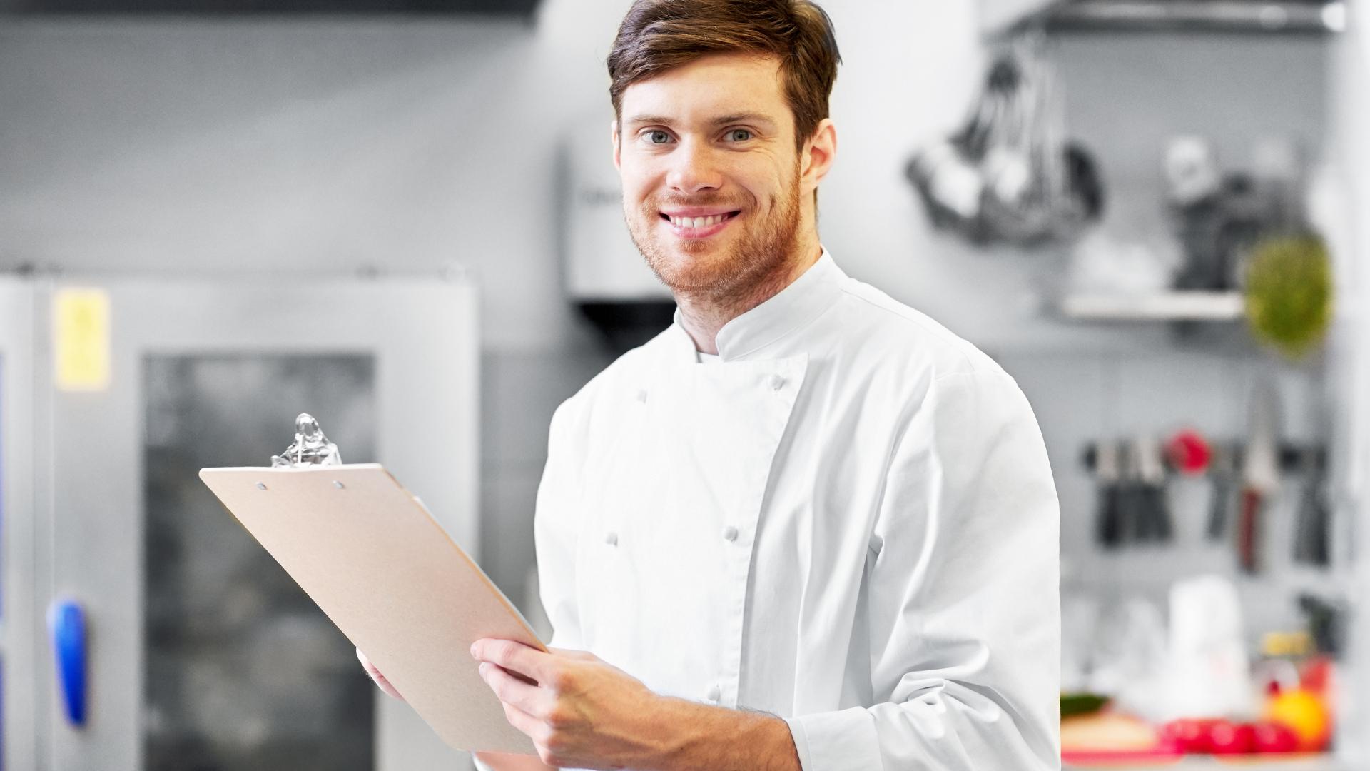 chef haciendo inventario del restaurante