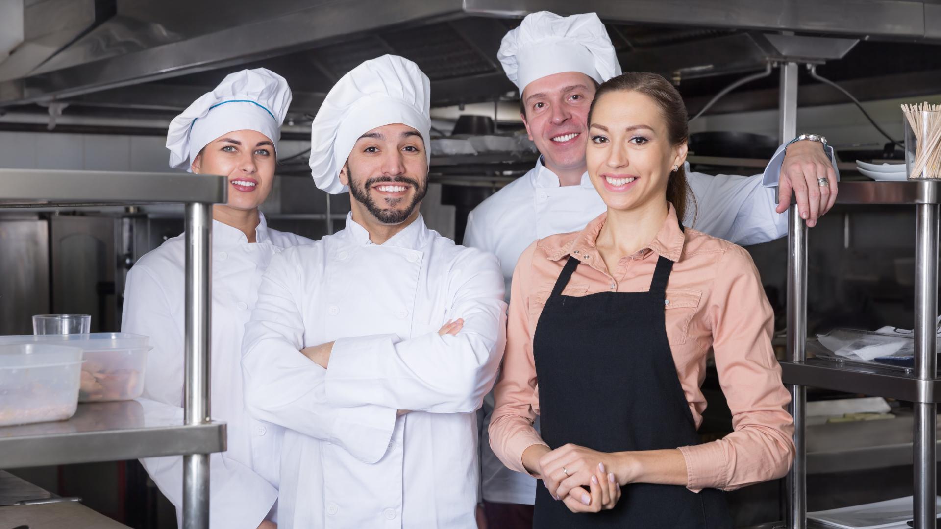 personnel du restaurant à l'intérieur de la cuisine